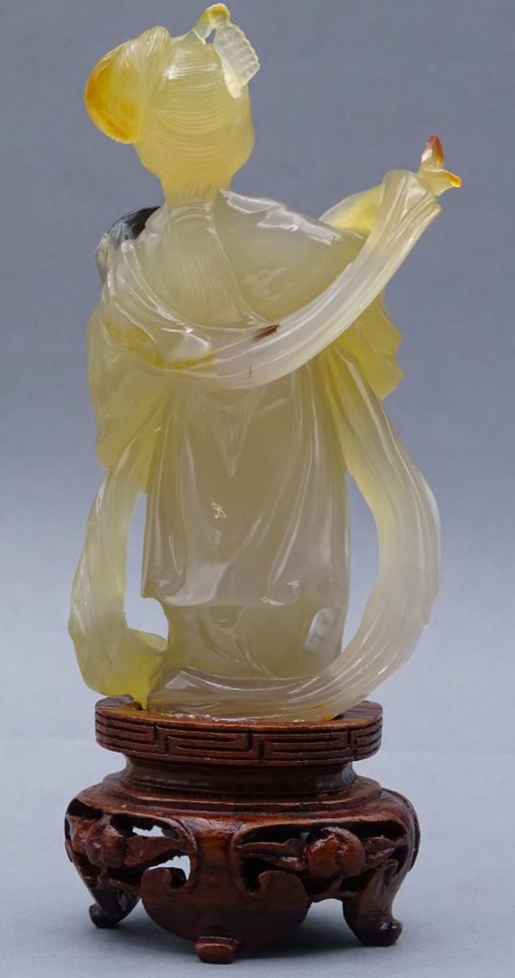 gelbe Jadeschnitzerei, Chinesin mit Fächer auf Holzsockel, China, 18/19. Jhd?, H-ca. 14 cm, rechte - Bild 4 aus 10