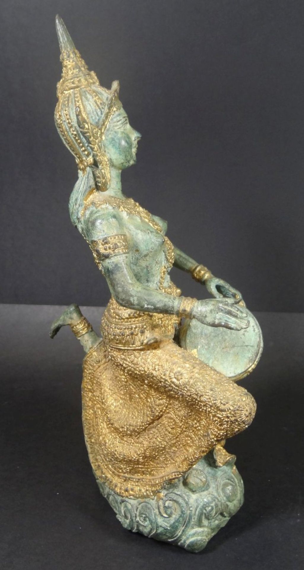 Bronze Tempeltänzerin mit Tamburin, feuervergoldet,Alters-u. Gebrauchsspuren, ein loch im Arm, H- - Bild 5 aus 8