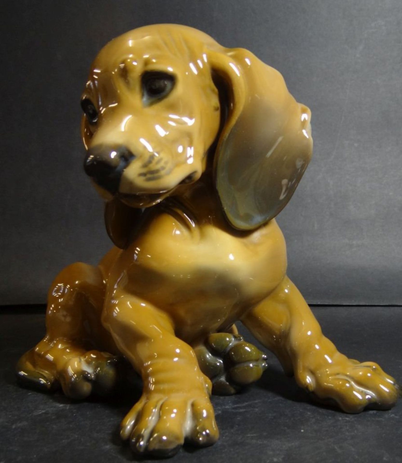 sitzemder Hundewelpe "Rosenthal"n Entw. Th. Kärner, bemalt, H-15 cm, L-17 c- - -22.61 % buyer's - Bild 5 aus 7