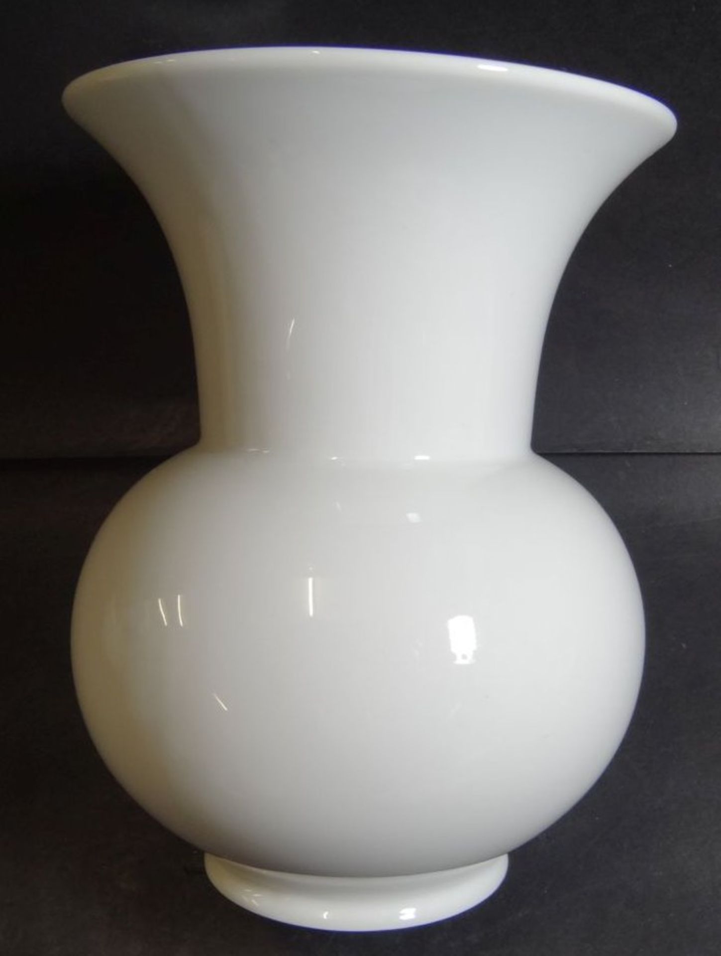 Vase "Kaiser" weiss, H-17 cm- - -22.61 % buyer's premium on the hammer priceVAT margin scheme, VAT - Bild 3 aus 4