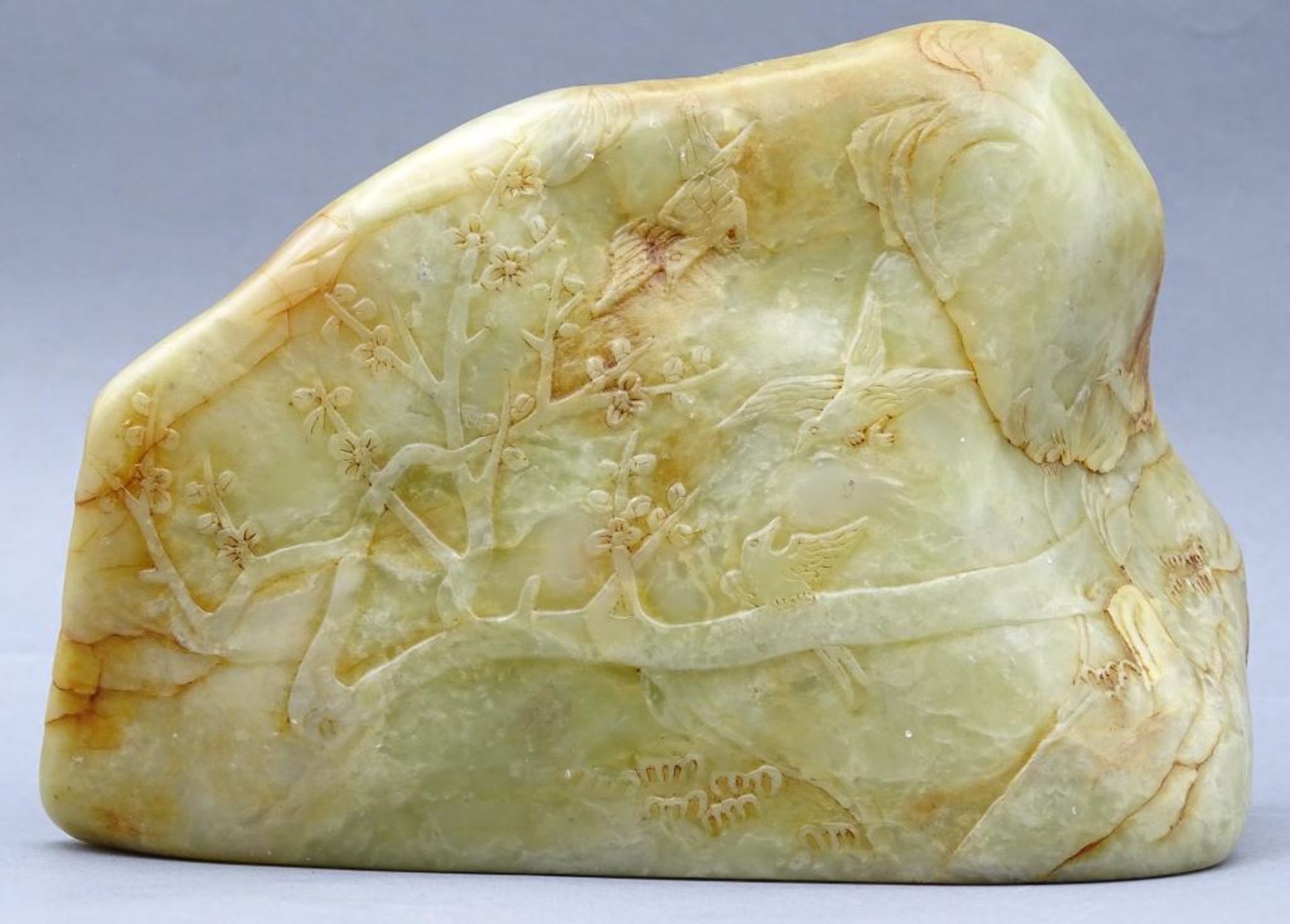 grosses Jade?-Stück, beschnitzt und mit Holzsockel, China, wohl 18/19.Jhd., H-12 cm, B-16 cm,- - - - Image 3 of 7