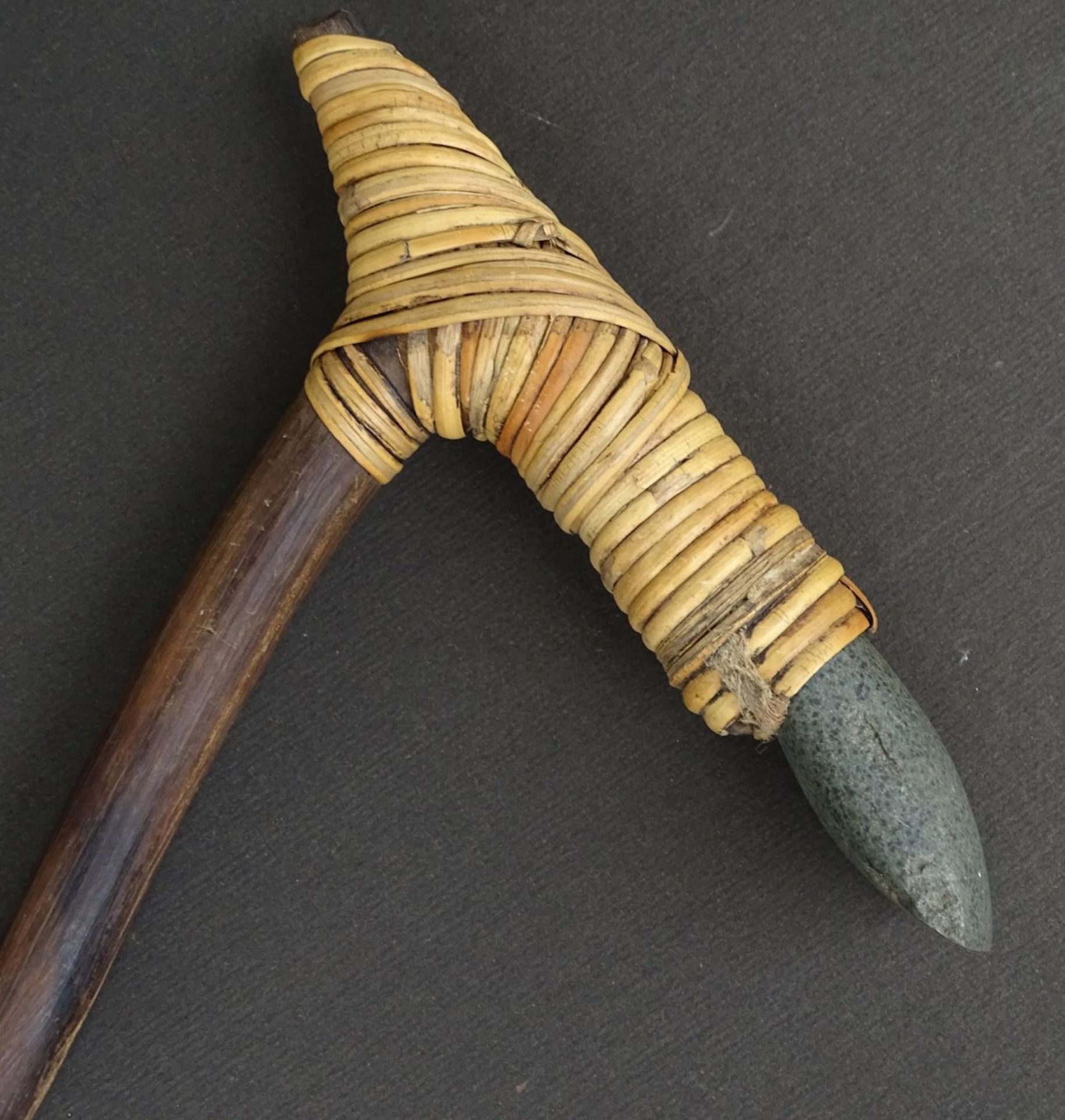 Steinaxt der Damis (West-Neuguinea) mit Holzgriff um 1920, L-54 cm, Steinlänge 23 cm, Alters-u. - Bild 2 aus 4