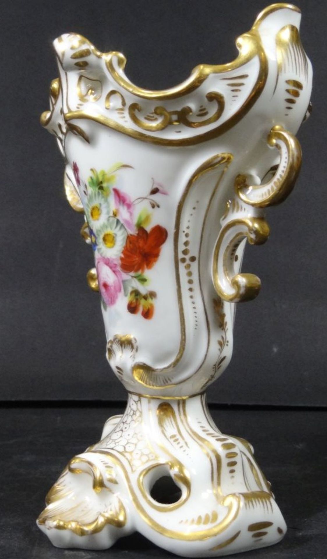 kl. Biedermeier-Vase mit Blumenmalerei und Goldstaffage, H-15 cm, B-9 cm- - -22.61 % buyer's premium - Bild 5 aus 7