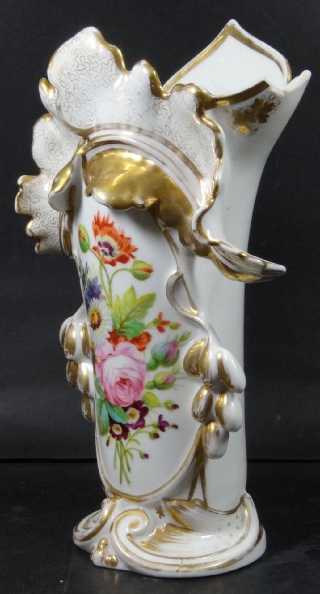 grosse, aufwendige Biedermeier-Vase mit Blumenmalerei und Goldstaffage, eine Spitze bestossen, - Bild 5 aus 7