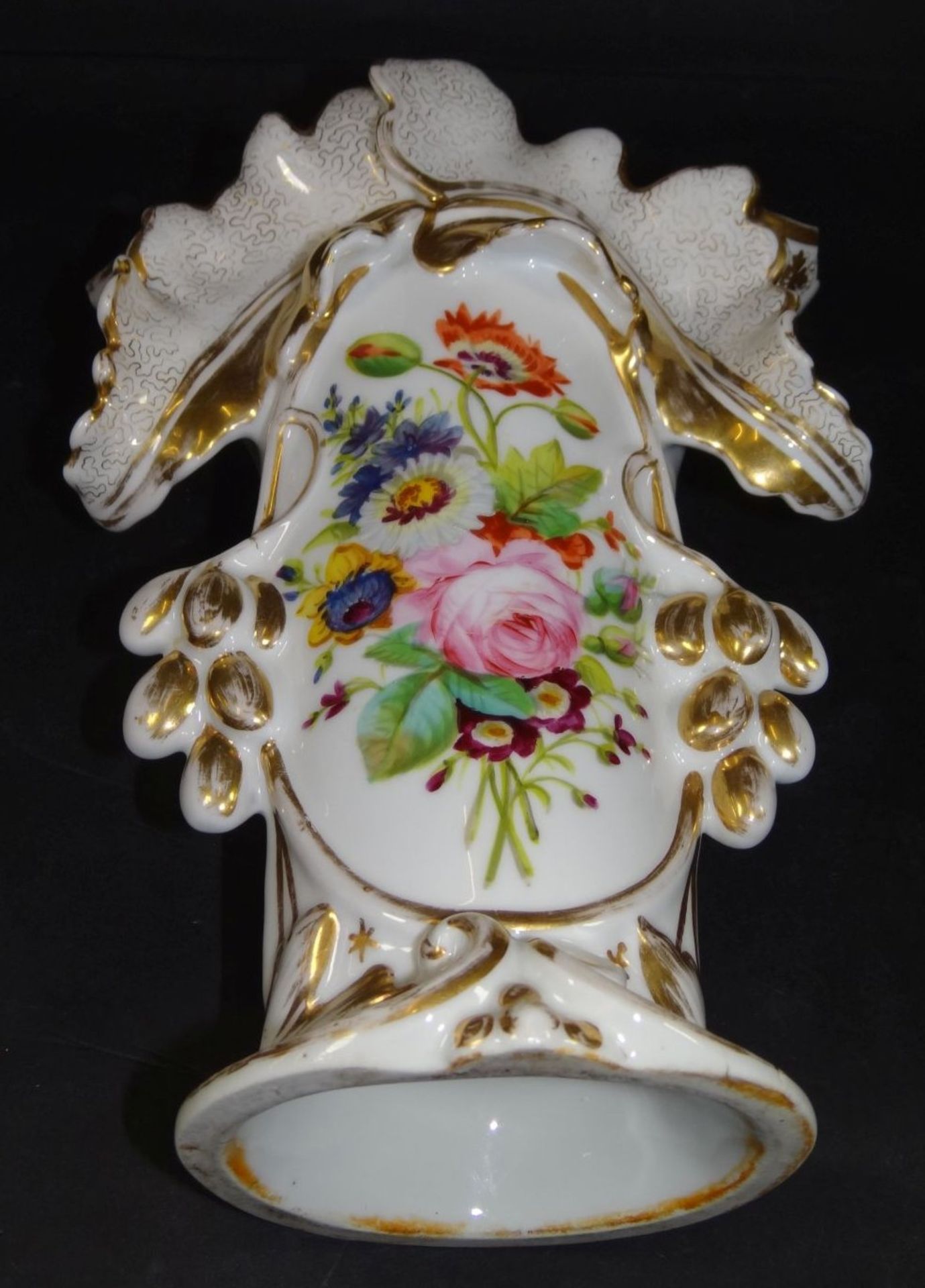 grosse, aufwendige Biedermeier-Vase mit Blumenmalerei und Goldstaffage, eine Spitze bestossen, - Bild 7 aus 7