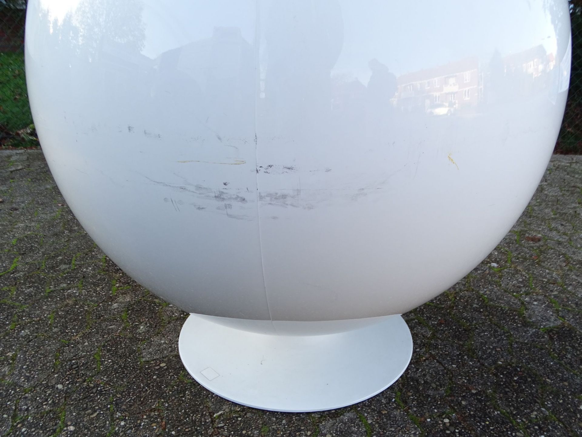 Eero Aarnio, Sessel 'Ball chair', 1963-65 Sessel , H. 125 cm, Ø 110 cm. Schild "Adelta ,made in - Bild 4 aus 6