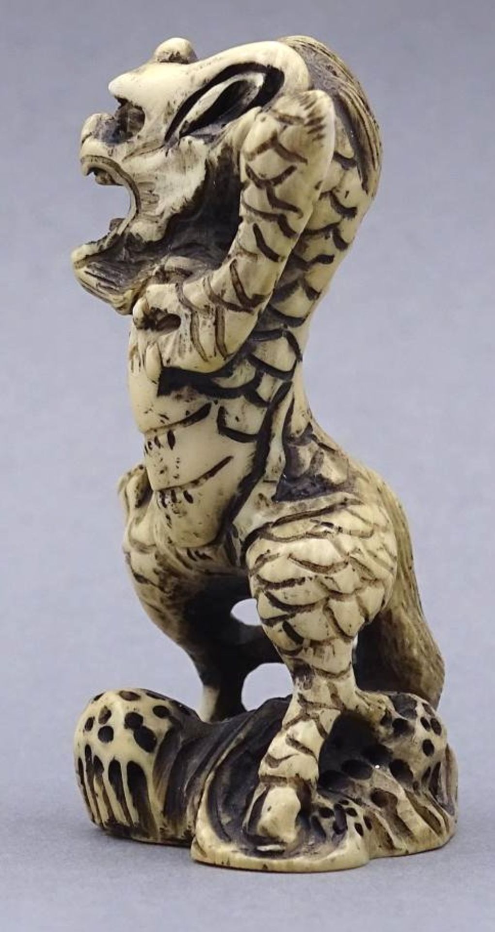 Netsuke, Japan um 1900, Elfenbein-Drache, signiert, H-5,5 cm, mit Karte, gekauft bei Sothebys, - Bild 6 aus 8