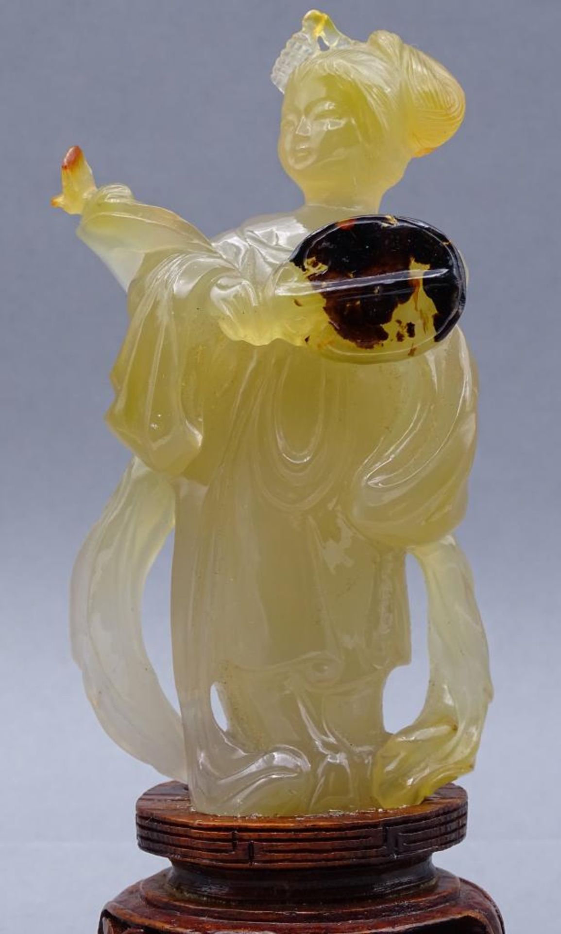 gelbe Jadeschnitzerei, Chinesin mit Fächer auf Holzsockel, China, 18/19. Jhd?, H-ca. 14 cm, rechte - Bild 3 aus 10