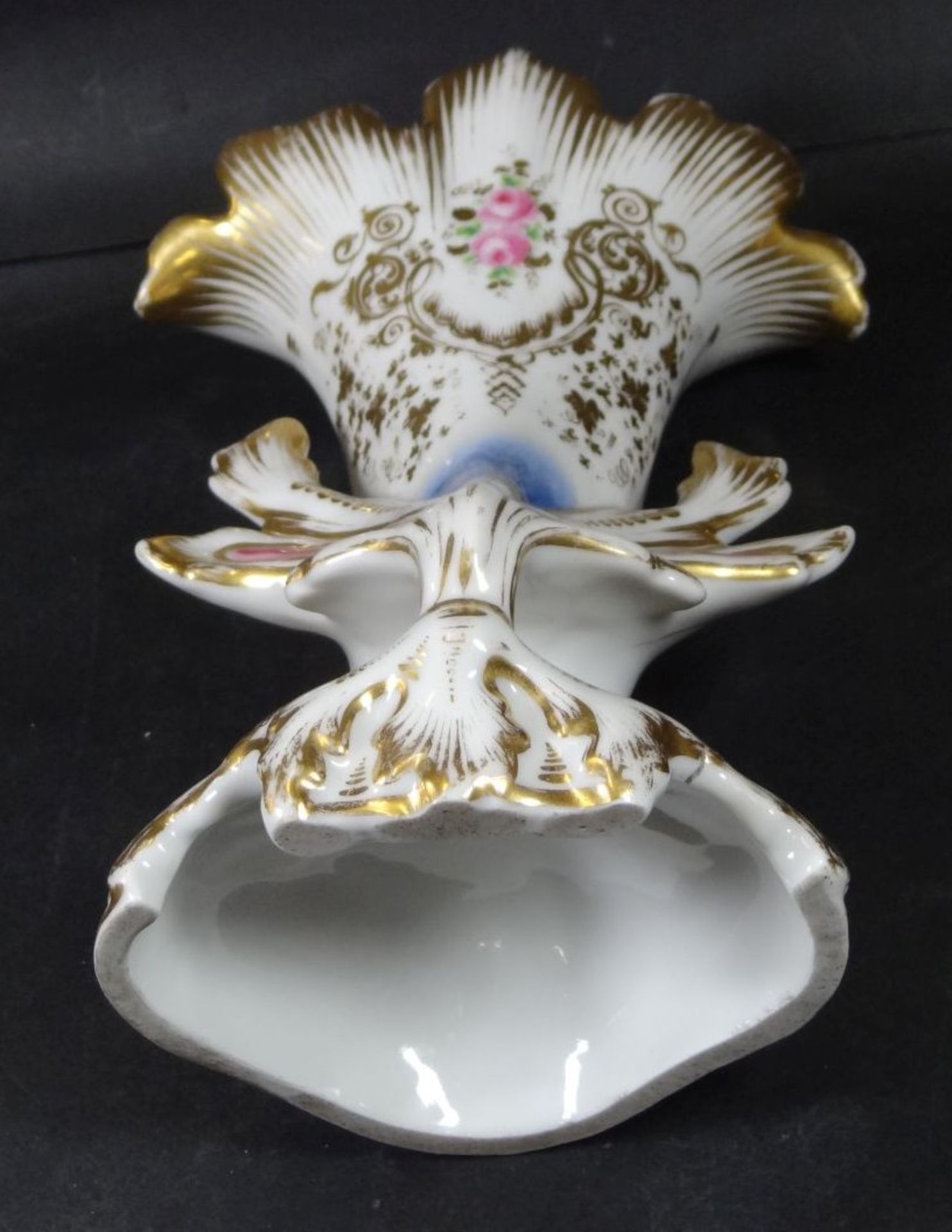 Biedermeier-Vase, Rosen-und Golddekor, H-25 cm, B-16 cm, kurzer Brandriss unten- - -22.61 % buyer' - Bild 7 aus 8