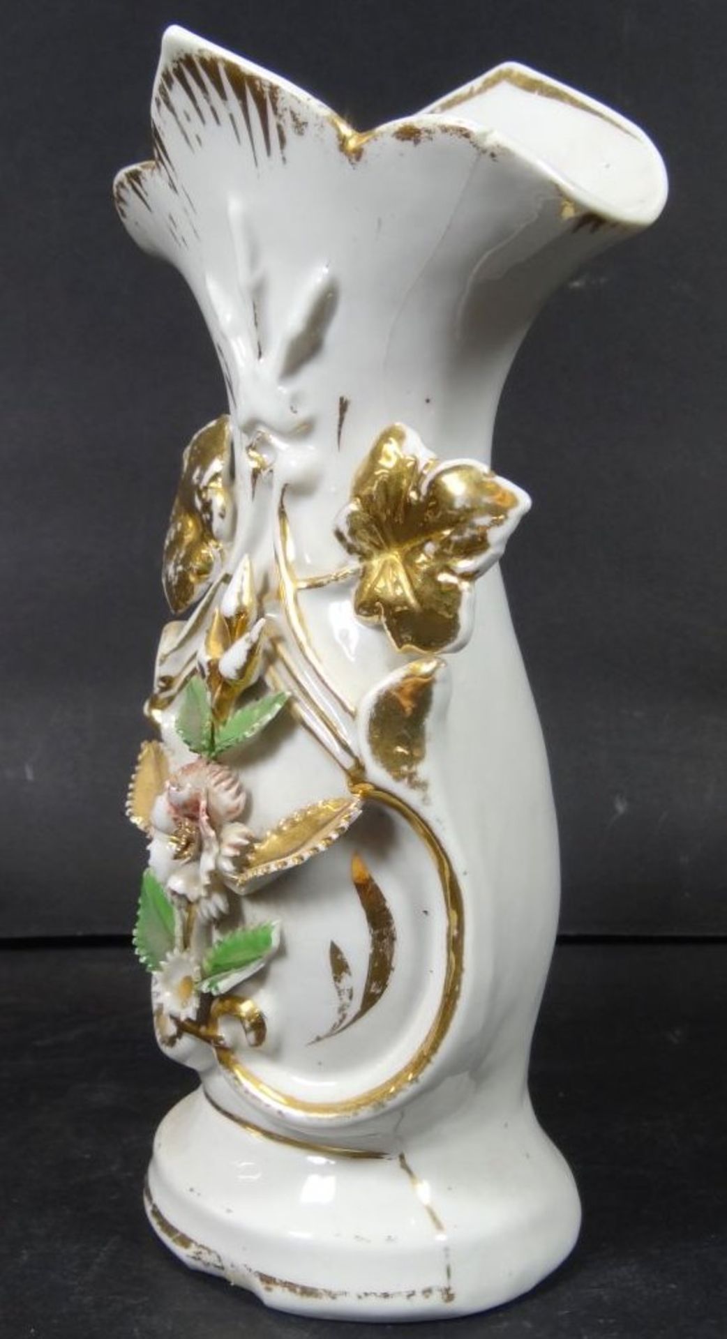 Biedermeier-Vase, mit aufgesetzten Blüten und Golddekor, berieben und bestossen, H-18 cm, B-10 - Bild 4 aus 7