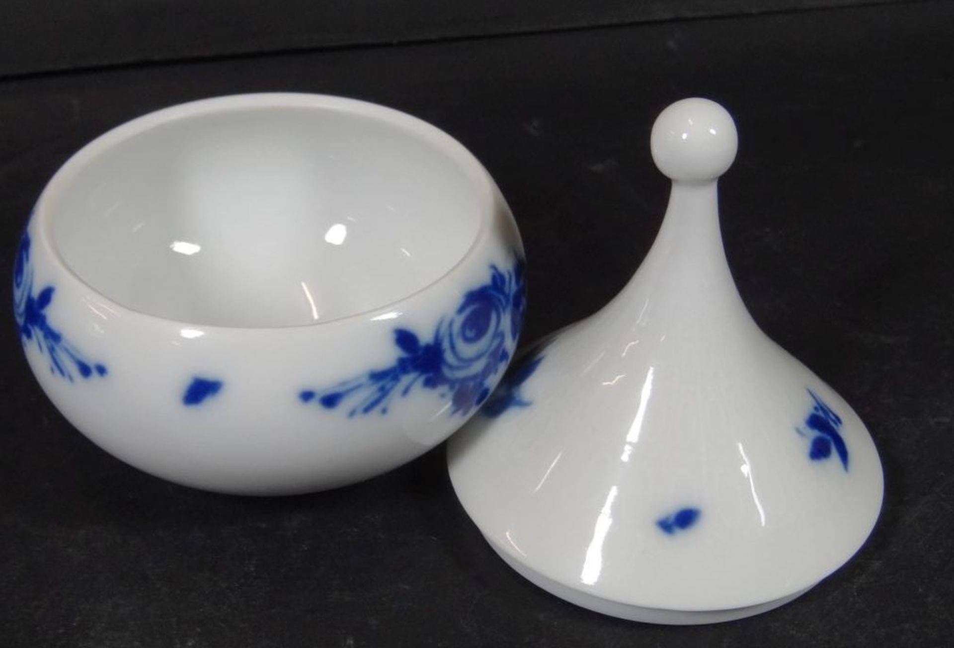 Deckeldose und kleine Schale "Rosenthal" Blaue Rosen, Entw. B. Winblad, H-10 cm, D-Teller 12,5 cm- - - Bild 4 aus 9