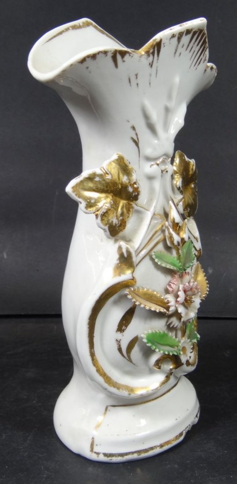 Biedermeier-Vase, mit aufgesetzten Blüten und Golddekor, berieben und bestossen, H-18 cm, B-10 - Image 2 of 7