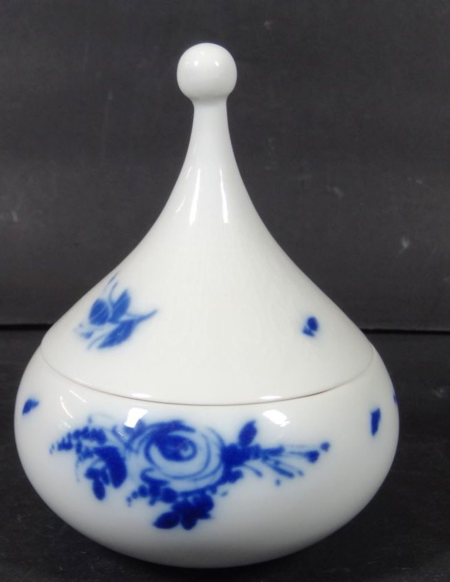 Deckeldose und kleine Schale "Rosenthal" Blaue Rosen, Entw. B. Winblad, H-10 cm, D-Teller 12,5 cm- -