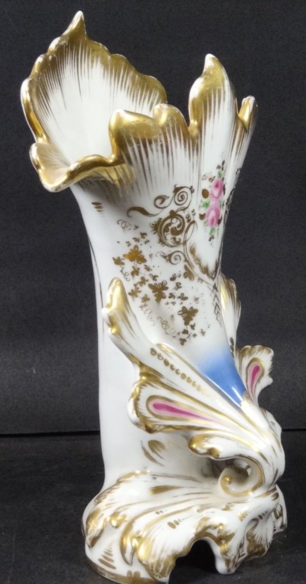 Biedermeier-Vase, Rosen-und Golddekor, H-25 cm, B-16 cm, kurzer Brandriss unten- - -22.61 % buyer' - Bild 2 aus 8