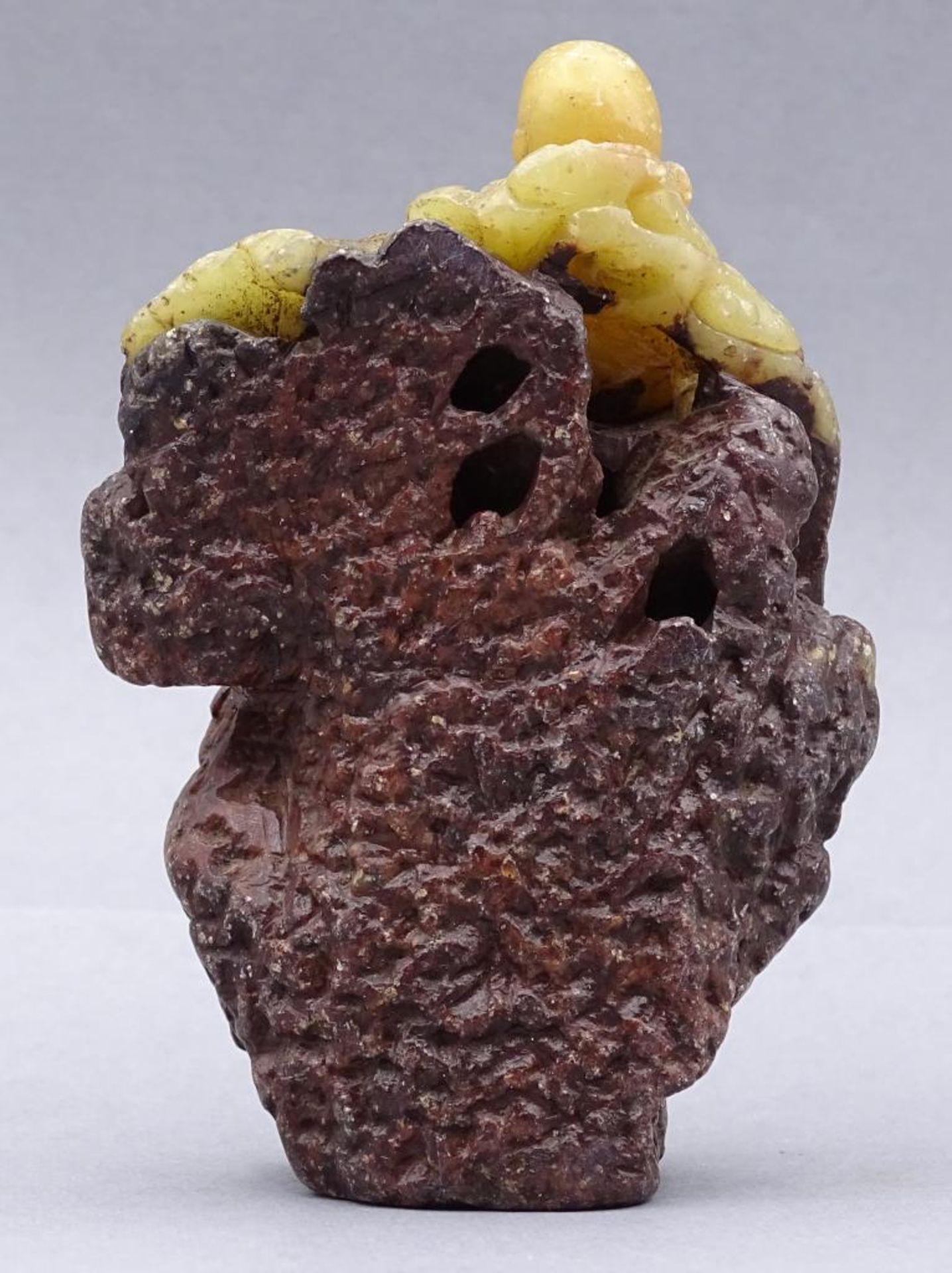 Speckstein-Schnitzerei, Shou-lau auf Felsen stehend, China, H-8 cm, B-6 cm, mit Karteikarte, gekauft - Image 2 of 9
