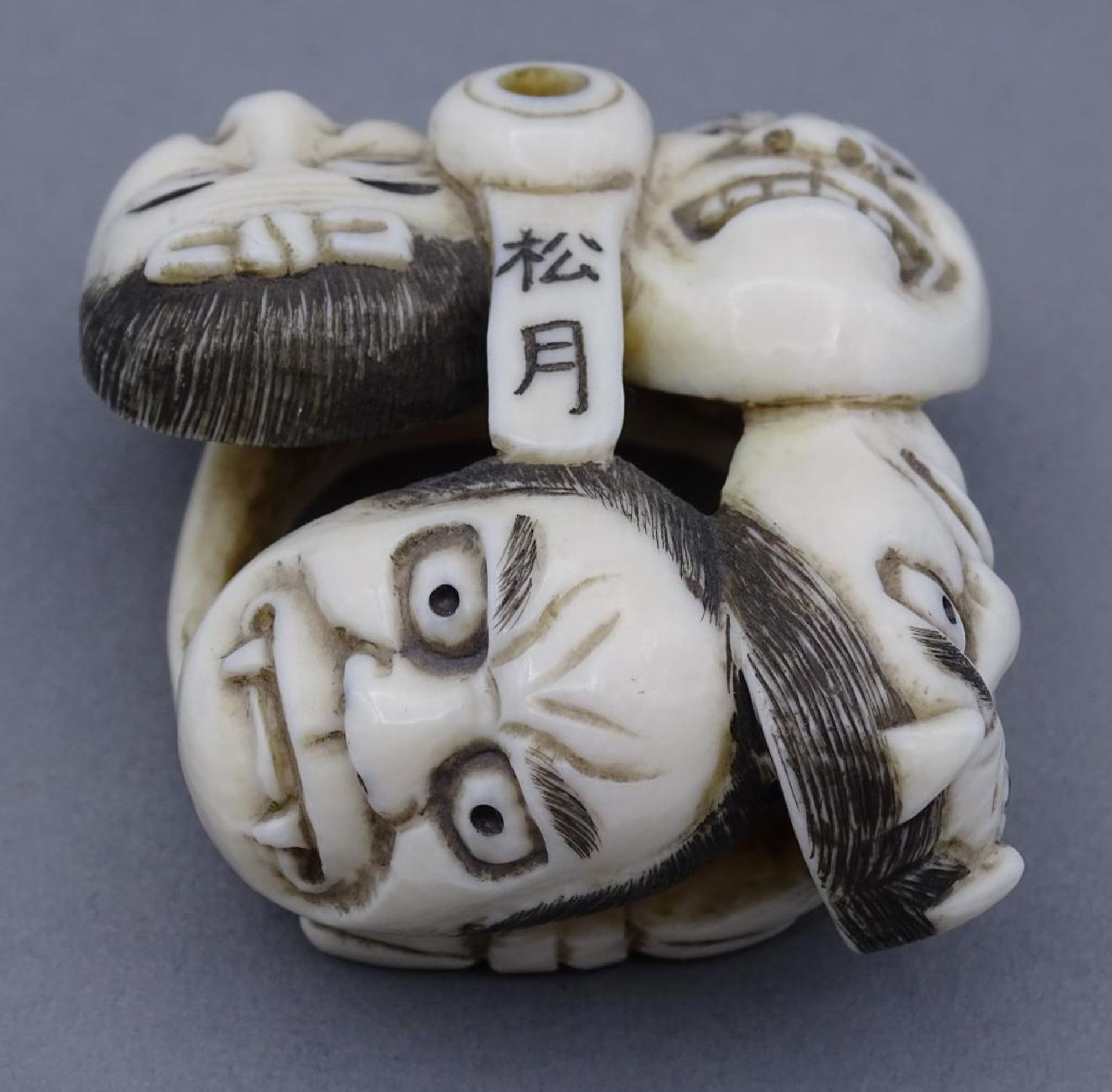 Netsuke mit 4 Masken, Elfenbein, signiert, Japan, Edo Periode, 19.Jhd.ca. 4x4,3 cm, mit - Image 7 of 10