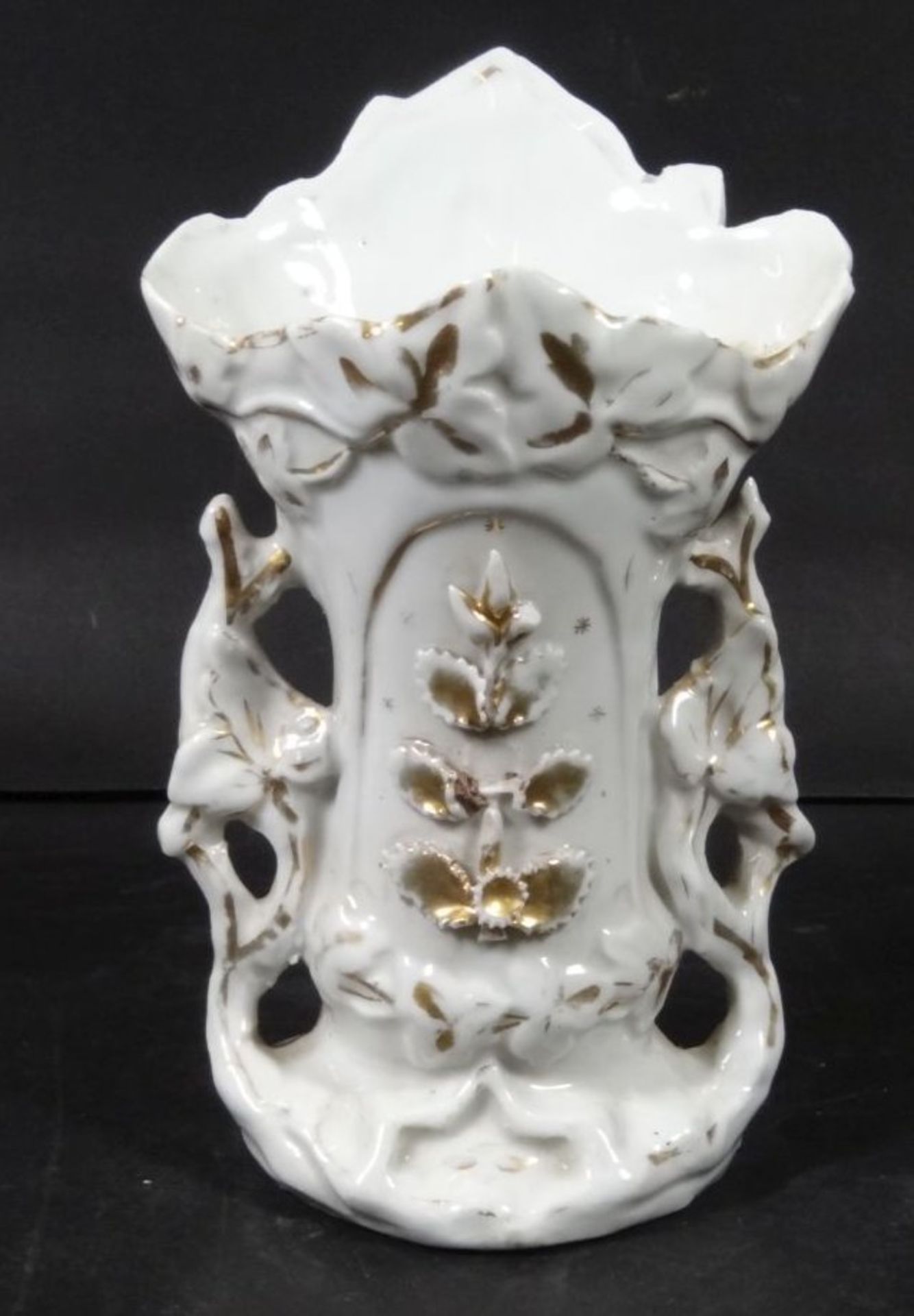 kl. Biedermeier-Vase mit Blumenmalerei und Goldstaffage, H-15 cm, B-9 cm- - -22.61 % buyer's premium - Bild 7 aus 7