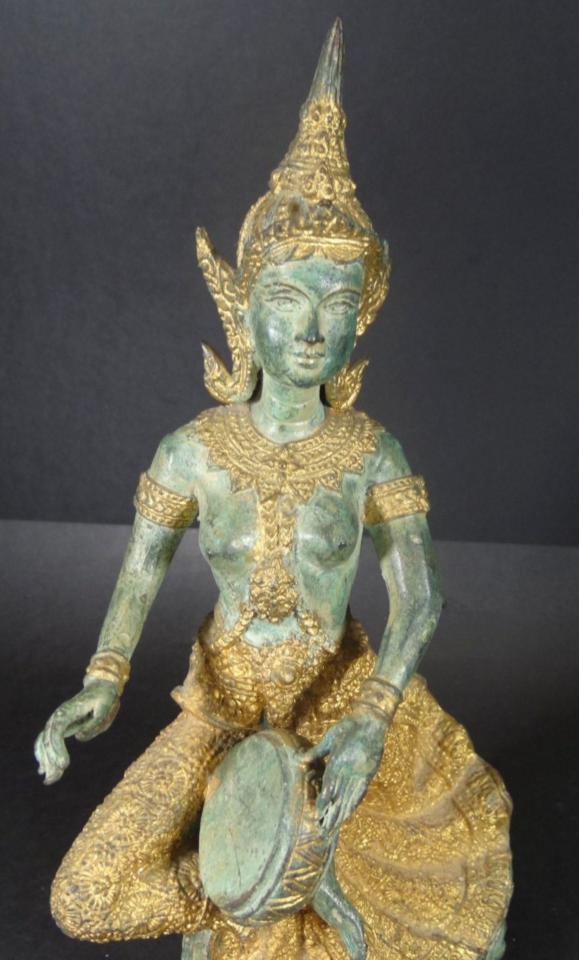 Bronze Tempeltänzerin mit Tamburin, feuervergoldet,Alters-u. Gebrauchsspuren, ein loch im Arm, H- - Bild 6 aus 8