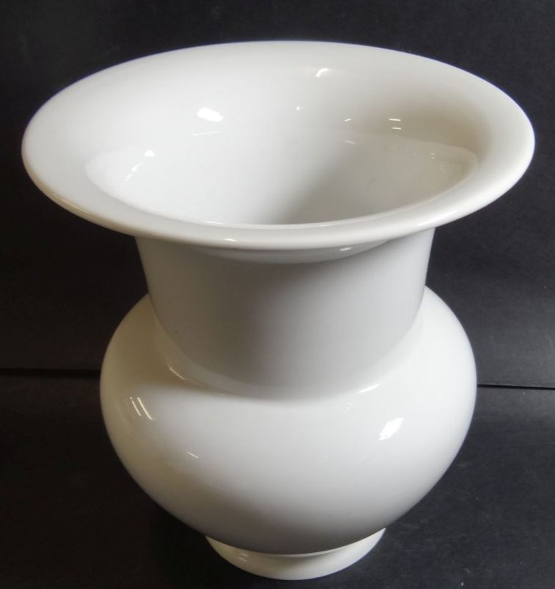 Vase "KPM" Berlin, weiss, H-19 cm, D-16 cm- - -22.61 % buyer's premium on the hammer priceVAT margin - Bild 2 aus 4