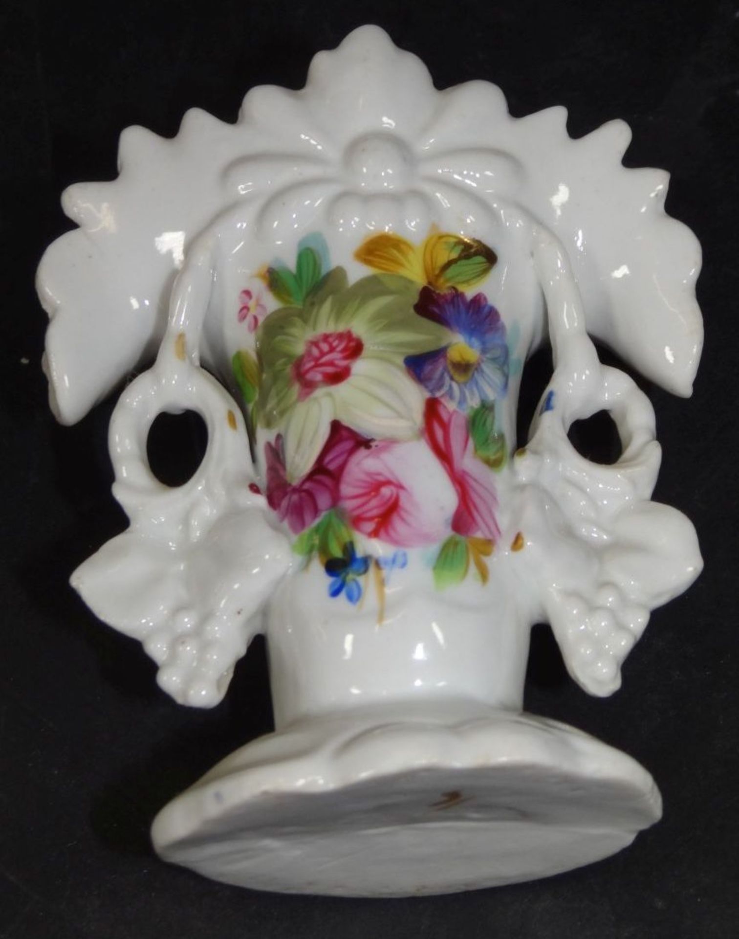 kl. Biedermeier-Vase mit Blumenmalerei, H-12 cm, B-10 cm- - -22.61 % buyer's premium on the hammer - Bild 5 aus 6