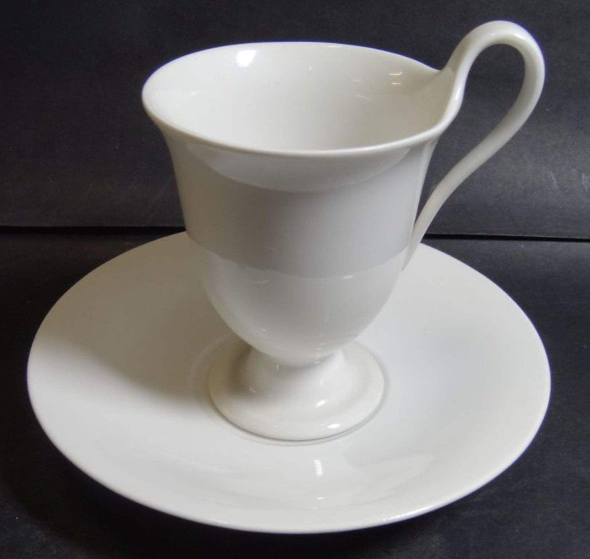 2x Kaffee-Tassen mit U.T. "KPM" Berlin weiss, H-11 cm,- - -22.61 % buyer's premium on the hammer - Bild 3 aus 6