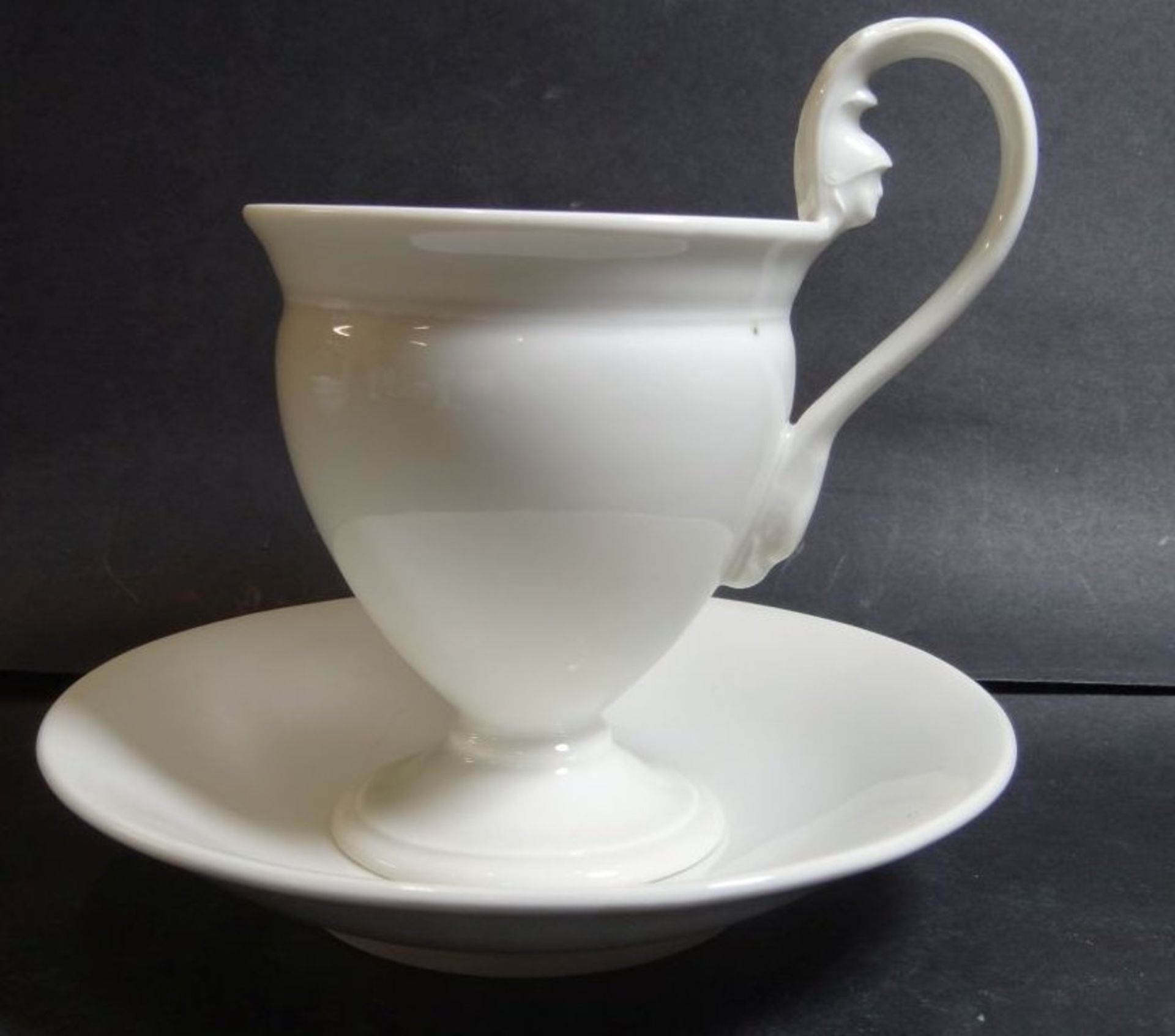 Schokoladen-Tasse mit U.T. "KPM" Berlin weiss, U.T. feiner Glasurriss, H-13 cm- - -22.61 % buyer's