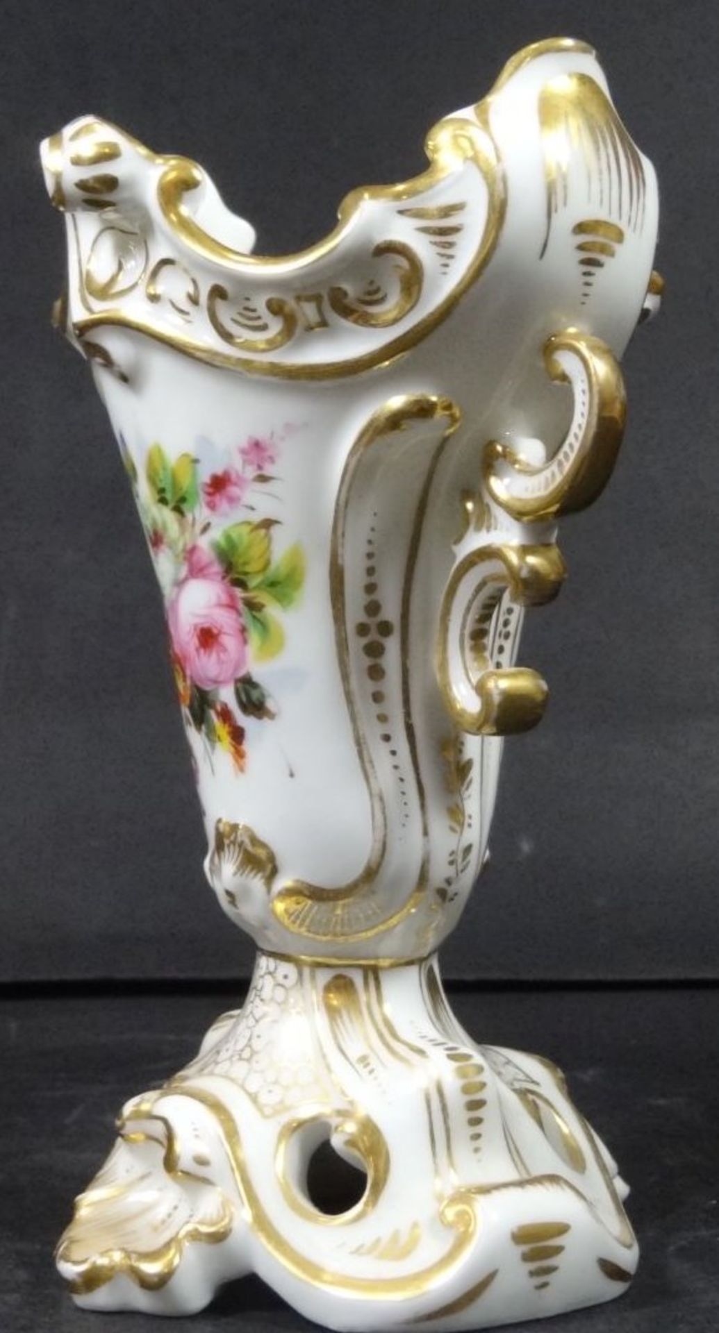 kl. Biedermeier-Vase mit Blumenmalerei und Goldstaffage, H-15 cm, B-9 cm- - -22.61 % buyer's premium - Bild 3 aus 7