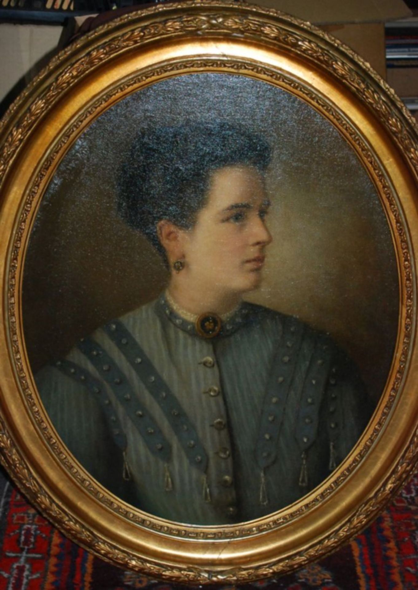 anonymes, ovales Portrait einer jungen Frau, Öl/Platte , gut gerahmt, RG 80x68 c- - -22.61 % buyer's - Bild 2 aus 4