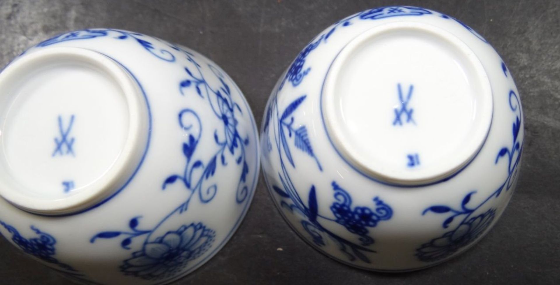 Paar kl. Koppchen "Meissen" Zwiebelmuster, 1.Wahl, H-4 cm, D-6 cm- - -22.61 % buyer's premium on the - Bild 3 aus 4