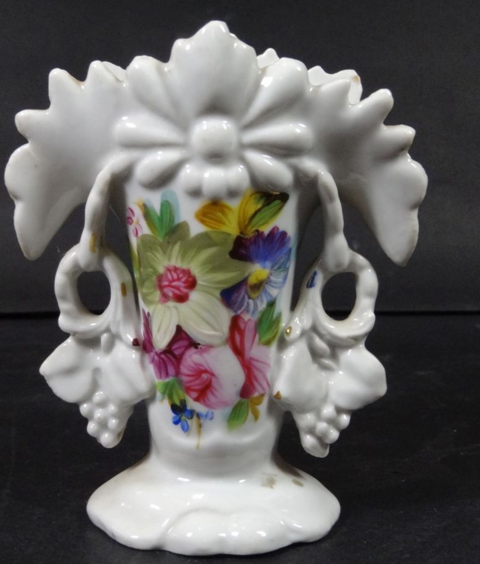 kl. Biedermeier-Vase mit Blumenmalerei, H-12 cm, B-10 cm- - -22.61 % buyer's premium on the hammer