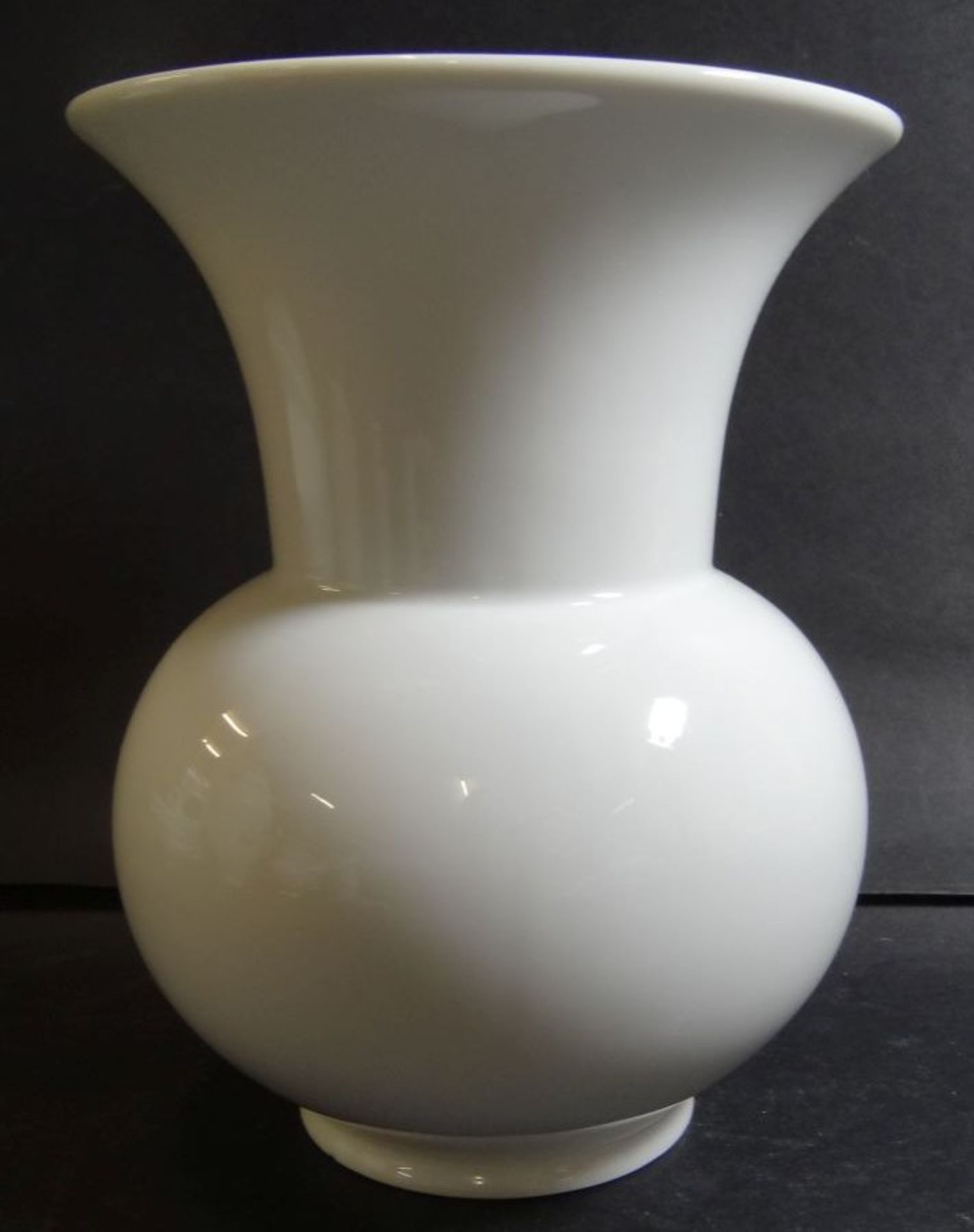 Vase "Kaiser" weiss, H-17 cm- - -22.61 % buyer's premium on the hammer priceVAT margin scheme, VAT