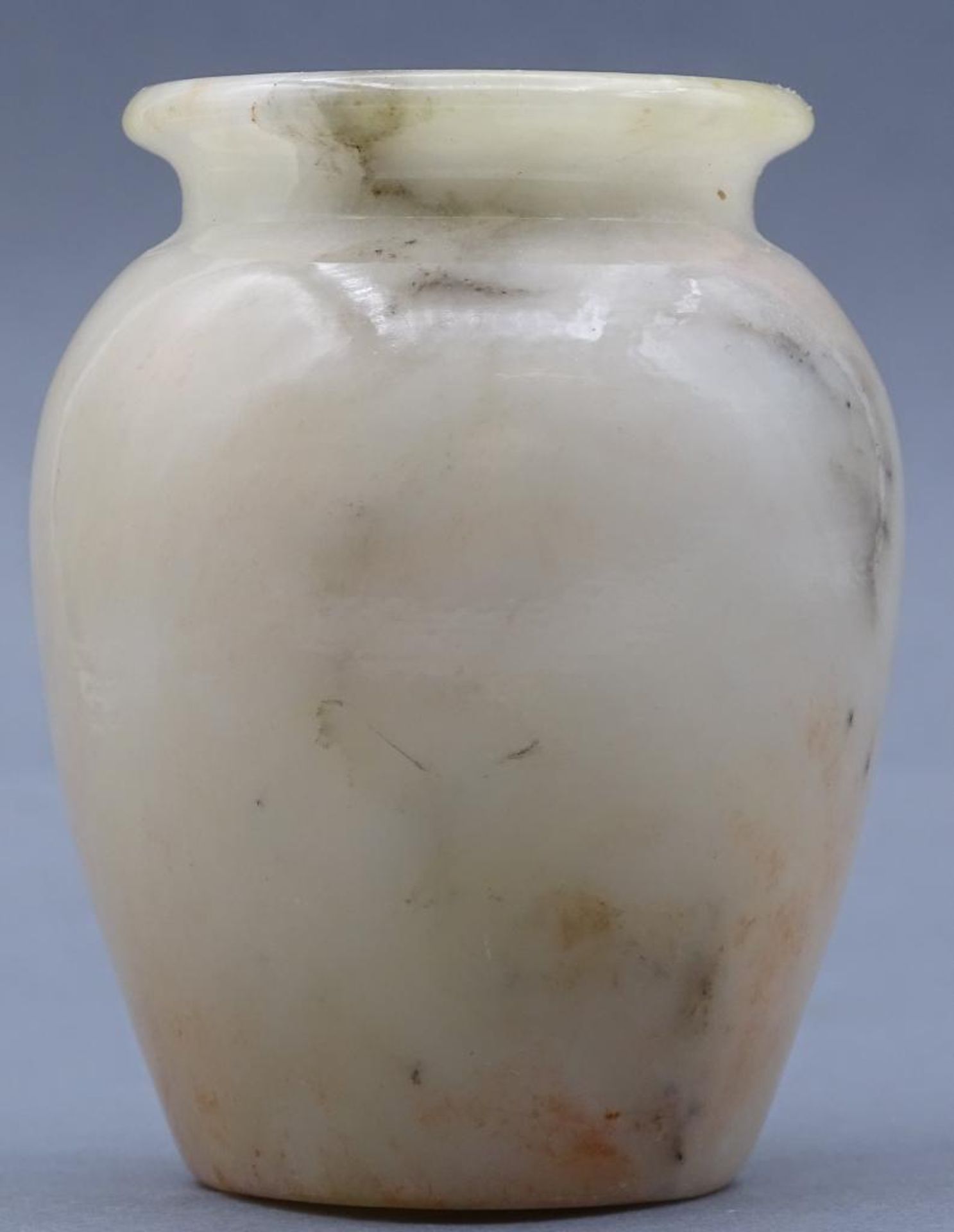 kl. Vase, wohl Speckstein und China, älter, H-6,5 c- - -22.61 % buyer's premium on the hammer - Bild 5 aus 5