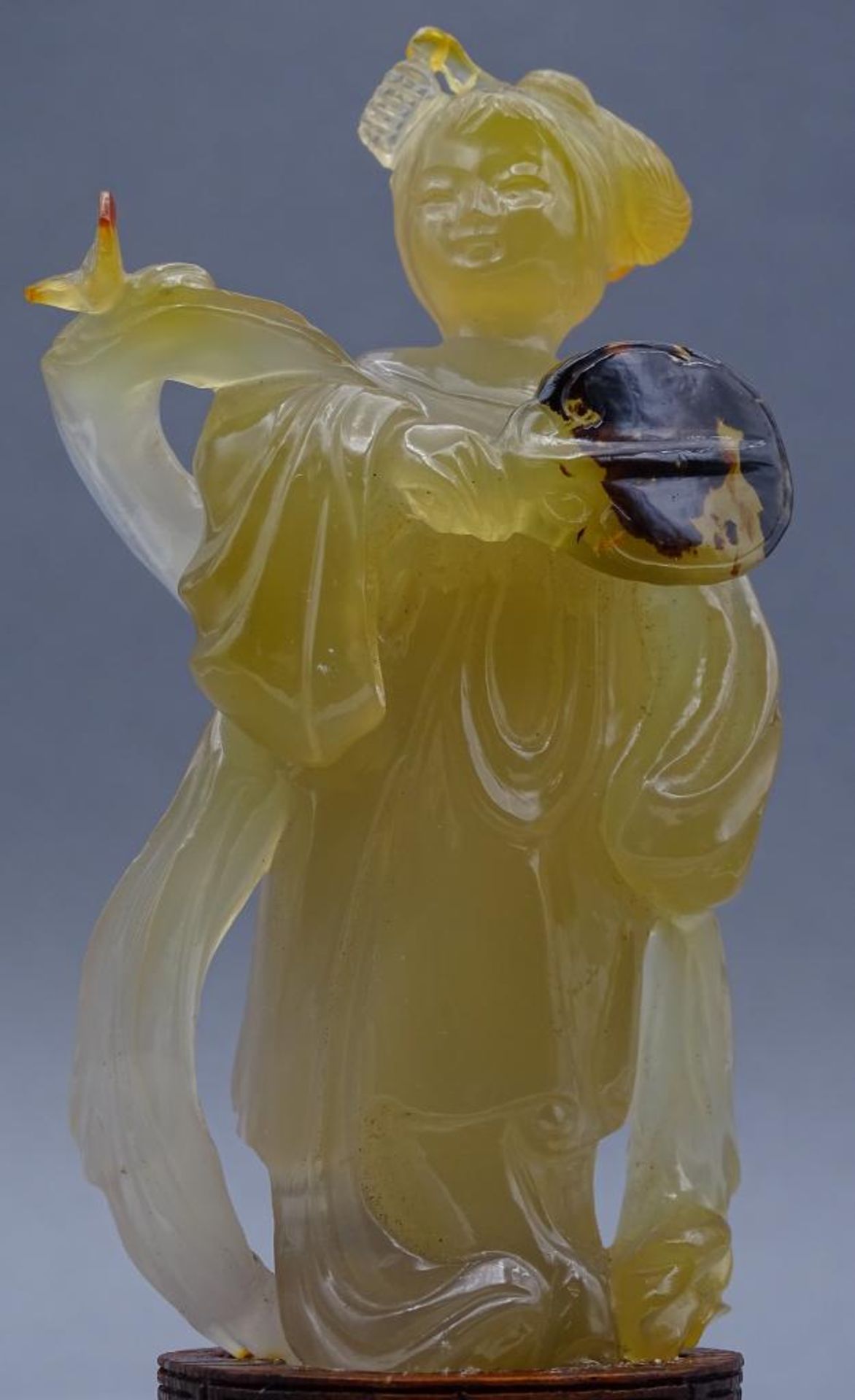 gelbe Jadeschnitzerei, Chinesin mit Fächer auf Holzsockel, China, 18/19. Jhd?, H-ca. 14 cm, rechte - Bild 7 aus 10