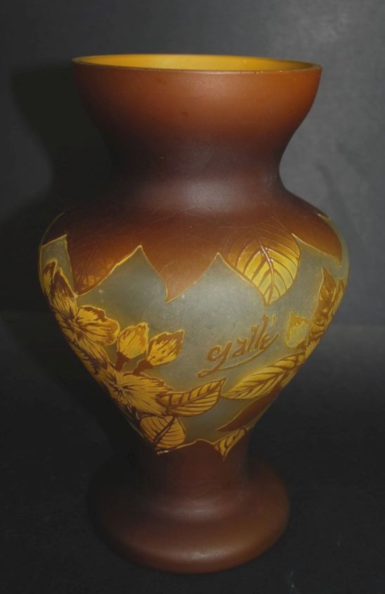 Jugendstil-Vase, signiert Tip Gallè, überfangen und geschnittenes florales Dekor, Mitte 20.Jhd., H-