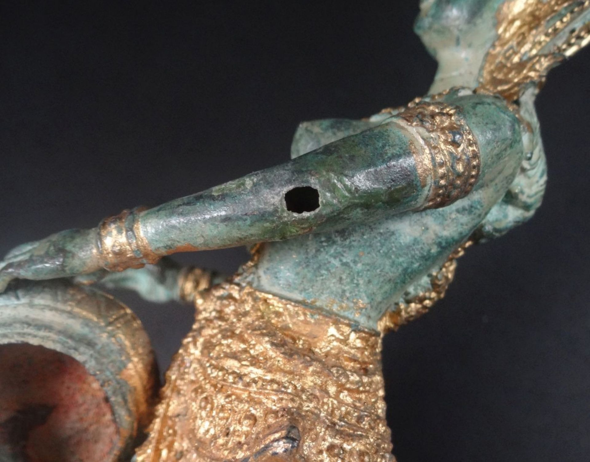 Bronze Tempeltänzerin mit Tamburin, feuervergoldet,Alters-u. Gebrauchsspuren, ein loch im Arm, H- - Bild 7 aus 8