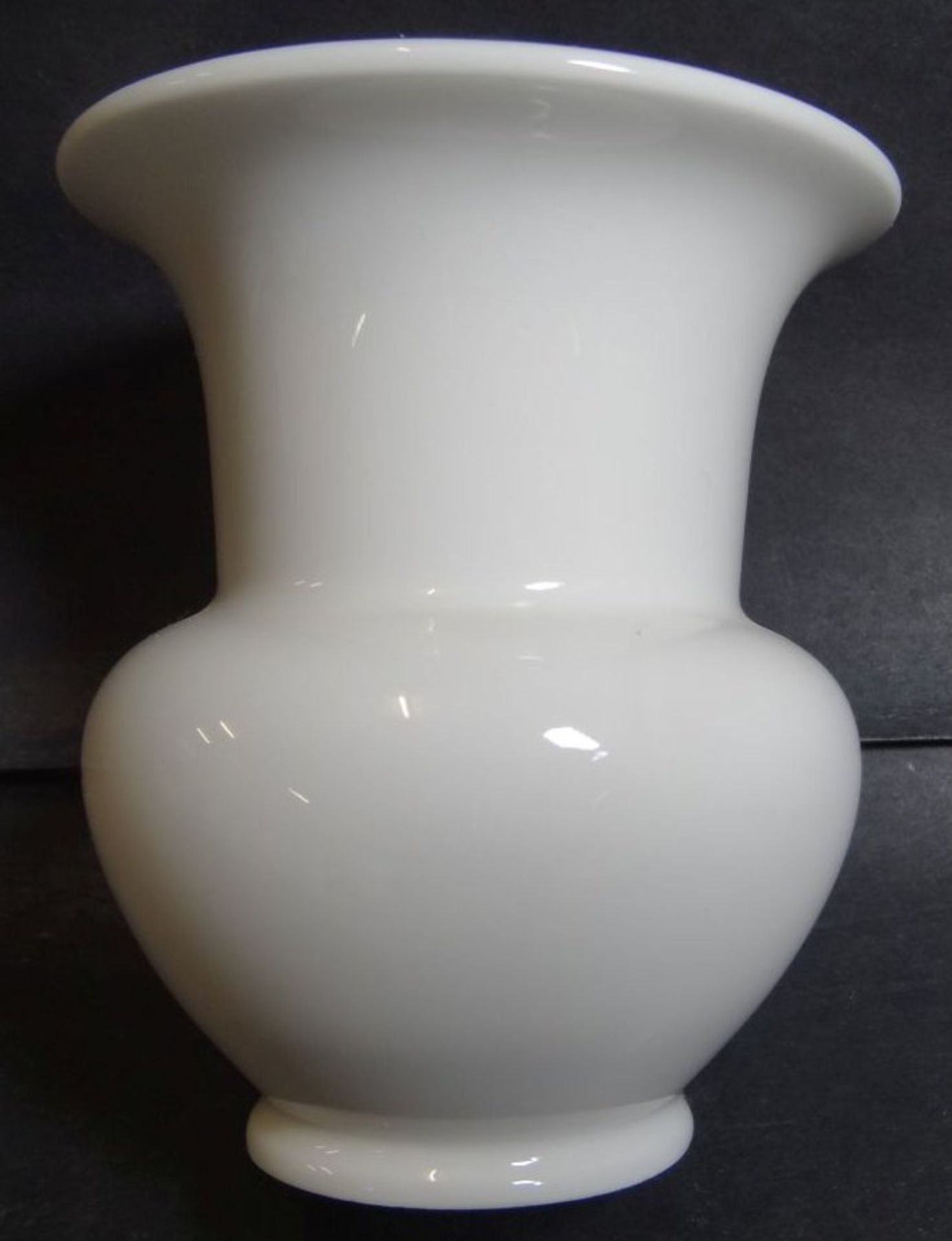 kl. Vase "KPM" Berlin, weiss, H-10 cm- - -22.61 % buyer's premium on the hammer priceVAT margin - Bild 3 aus 4
