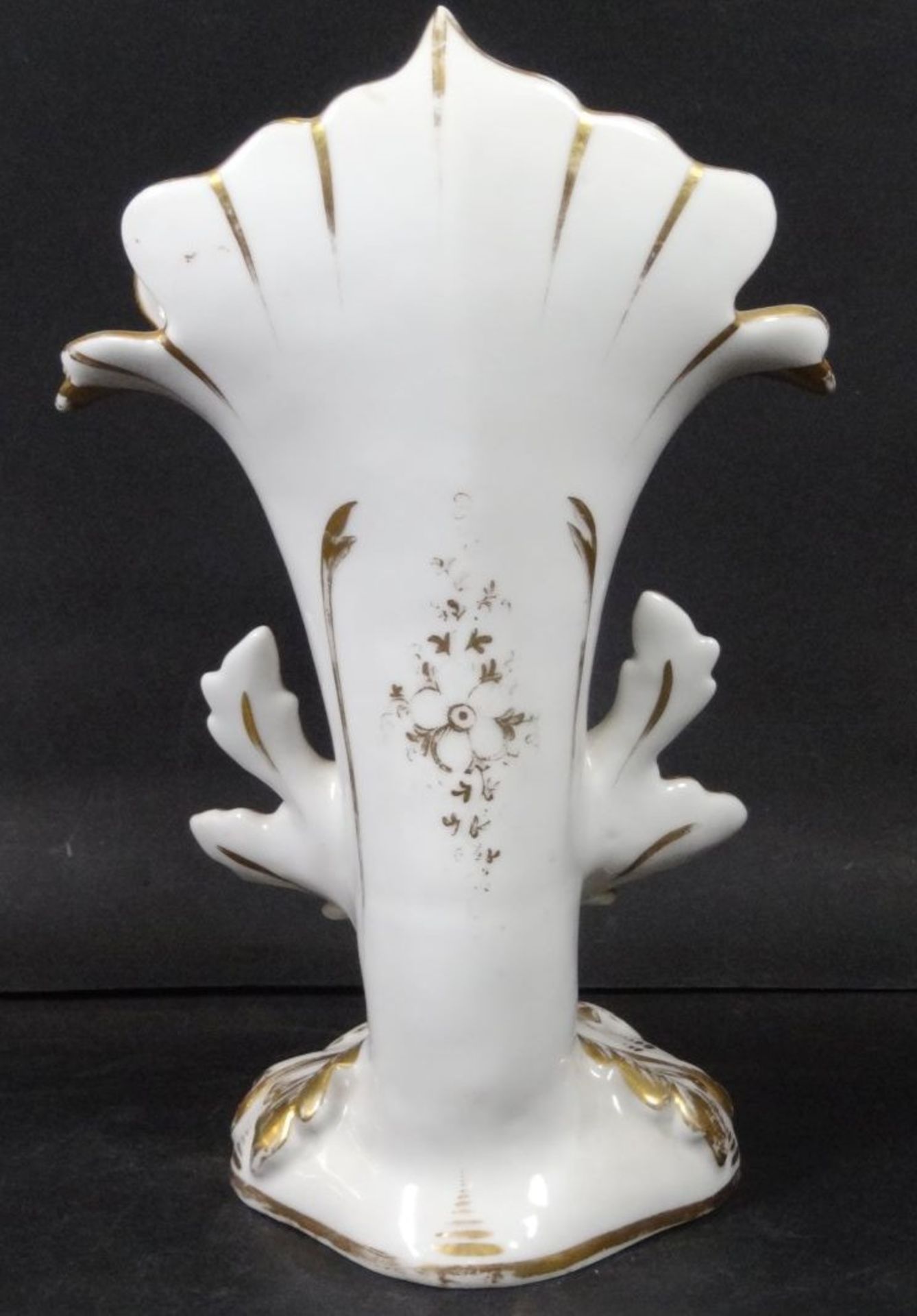 Biedermeier-Vase, Rosen-und Golddekor, H-25 cm, B-16 cm, kurzer Brandriss unten- - -22.61 % buyer' - Bild 3 aus 8