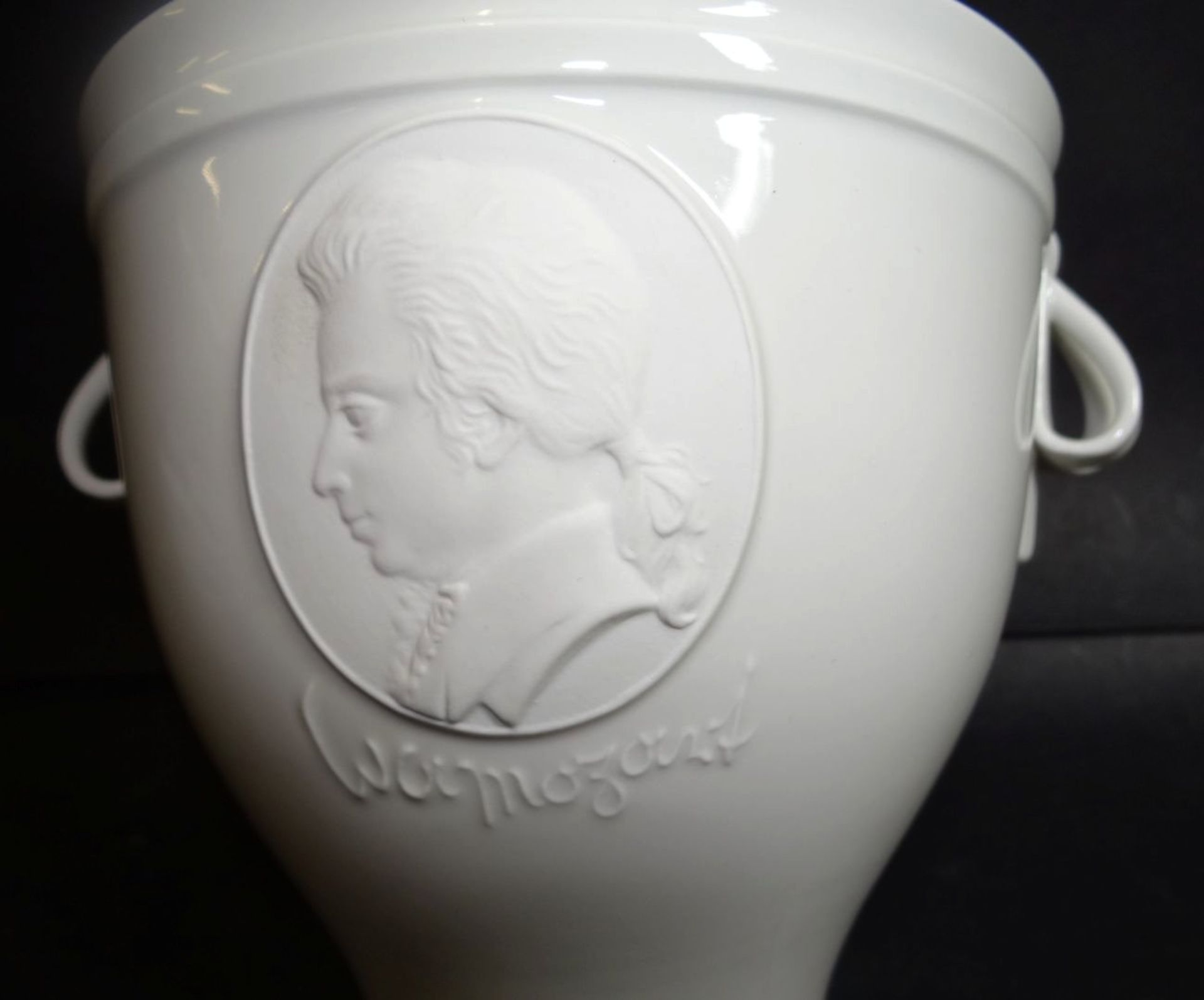 Cachepot "KPM" Berlin, weiss mit Mozart Portrait, H-11,5 cm, D-13 cm- - -22.61 % buyer's premium - Bild 4 aus 5