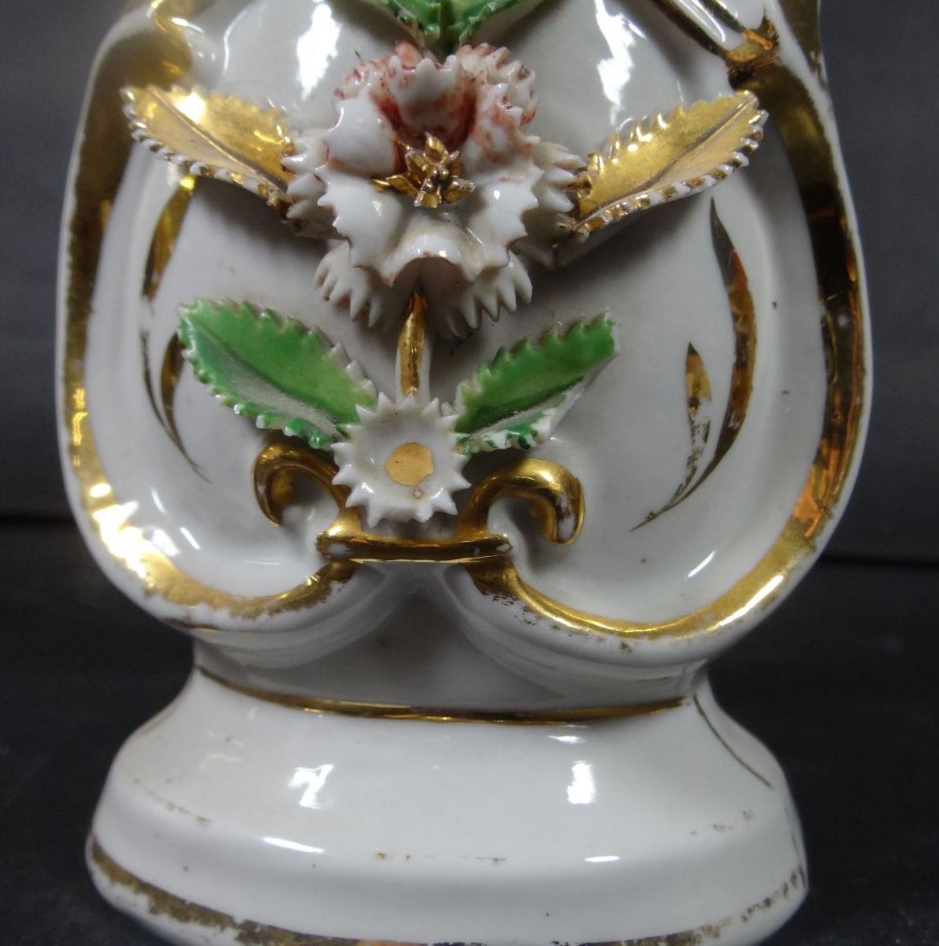 Biedermeier-Vase, mit aufgesetzten Blüten und Golddekor, berieben und bestossen, H-18 cm, B-10 - Image 5 of 7