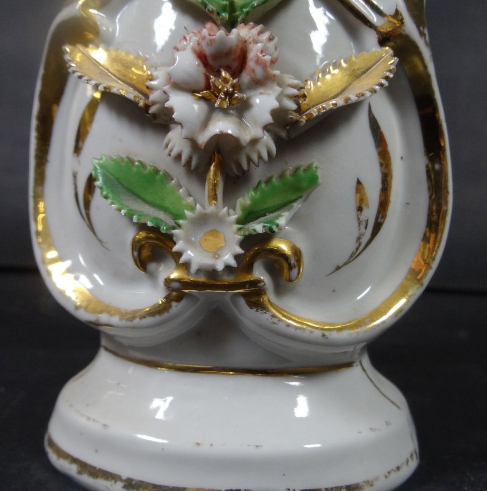 Biedermeier-Vase, mit aufgesetzten Blüten und Golddekor, berieben und bestossen, H-18 cm, B-10 - Bild 5 aus 7