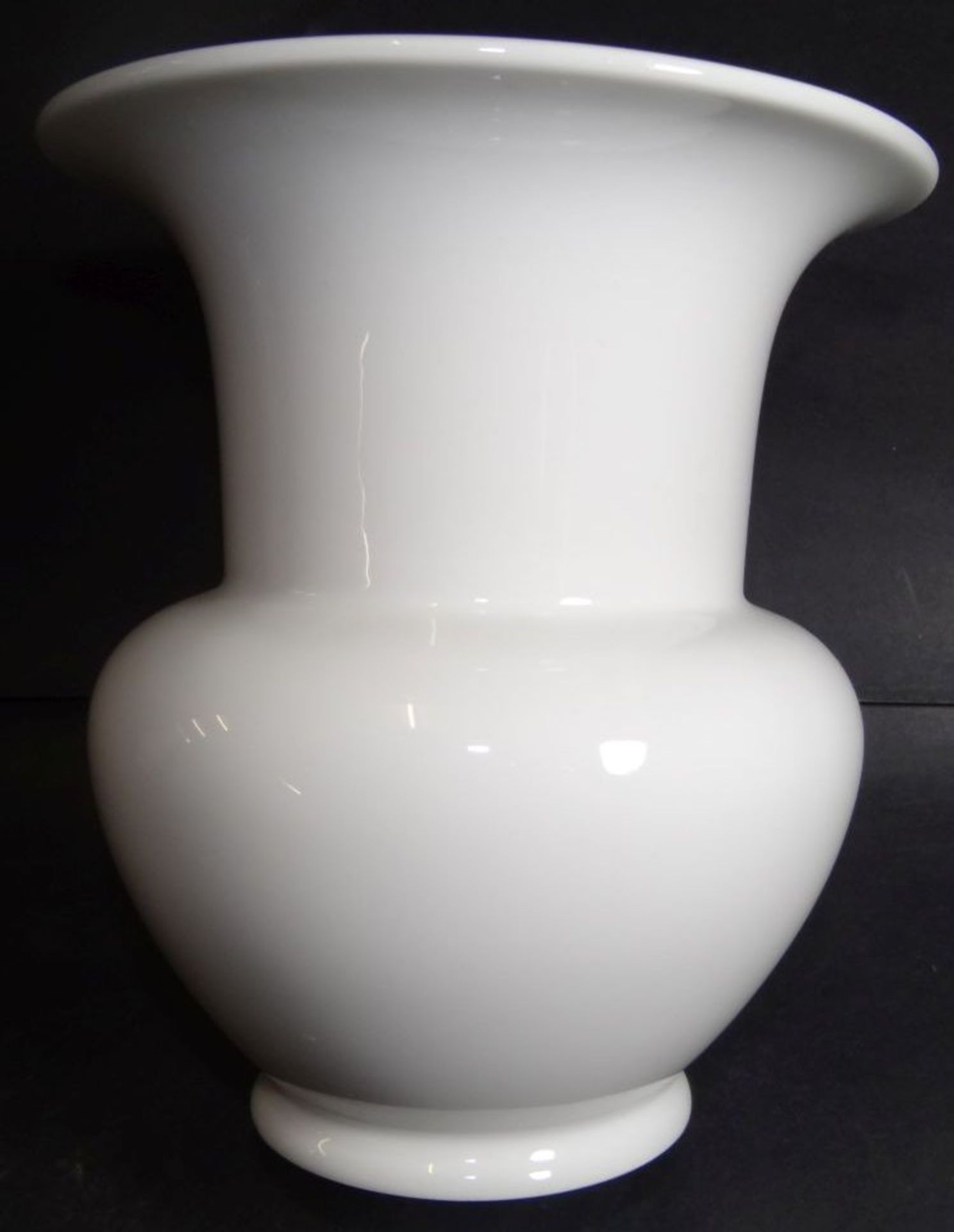 Vase "KPM" Berlin, weiss, H-14,5 cm- - -22.61 % buyer's premium on the hammer priceVAT margin - Bild 3 aus 4