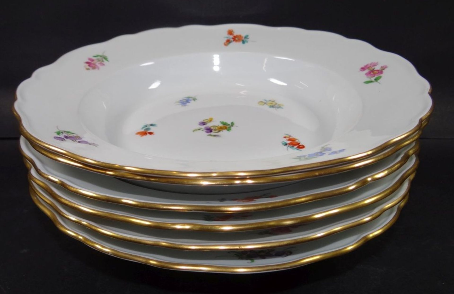 6 tiefe Teller "Meissen" Streublümchen, alle 1.Wah- - -22.61 % buyer's premium on the hammer