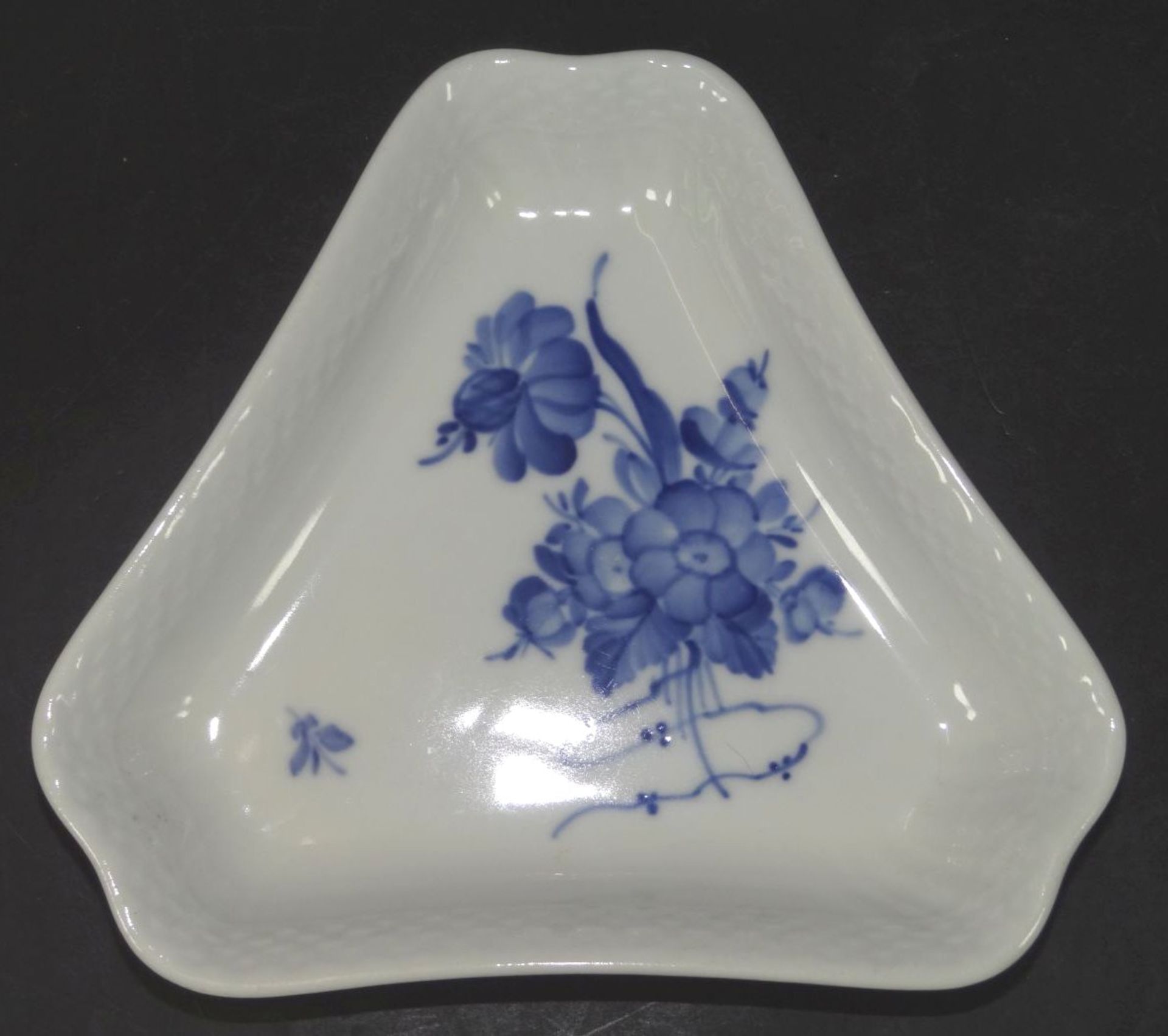 kl. Dreieckschale "Royal Copenhagen" blaue Blume, 15x15 cm- - -22.61 % buyer's premium on the hammer