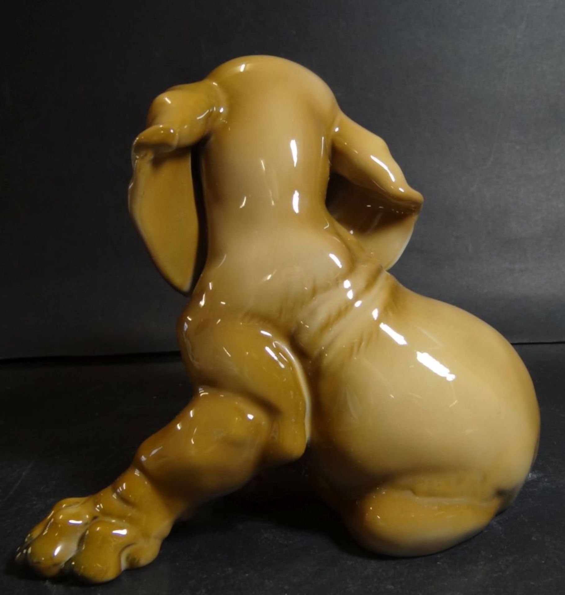 sitzemder Hundewelpe "Rosenthal"n Entw. Th. Kärner, bemalt, H-15 cm, L-17 c- - -22.61 % buyer's - Bild 3 aus 7