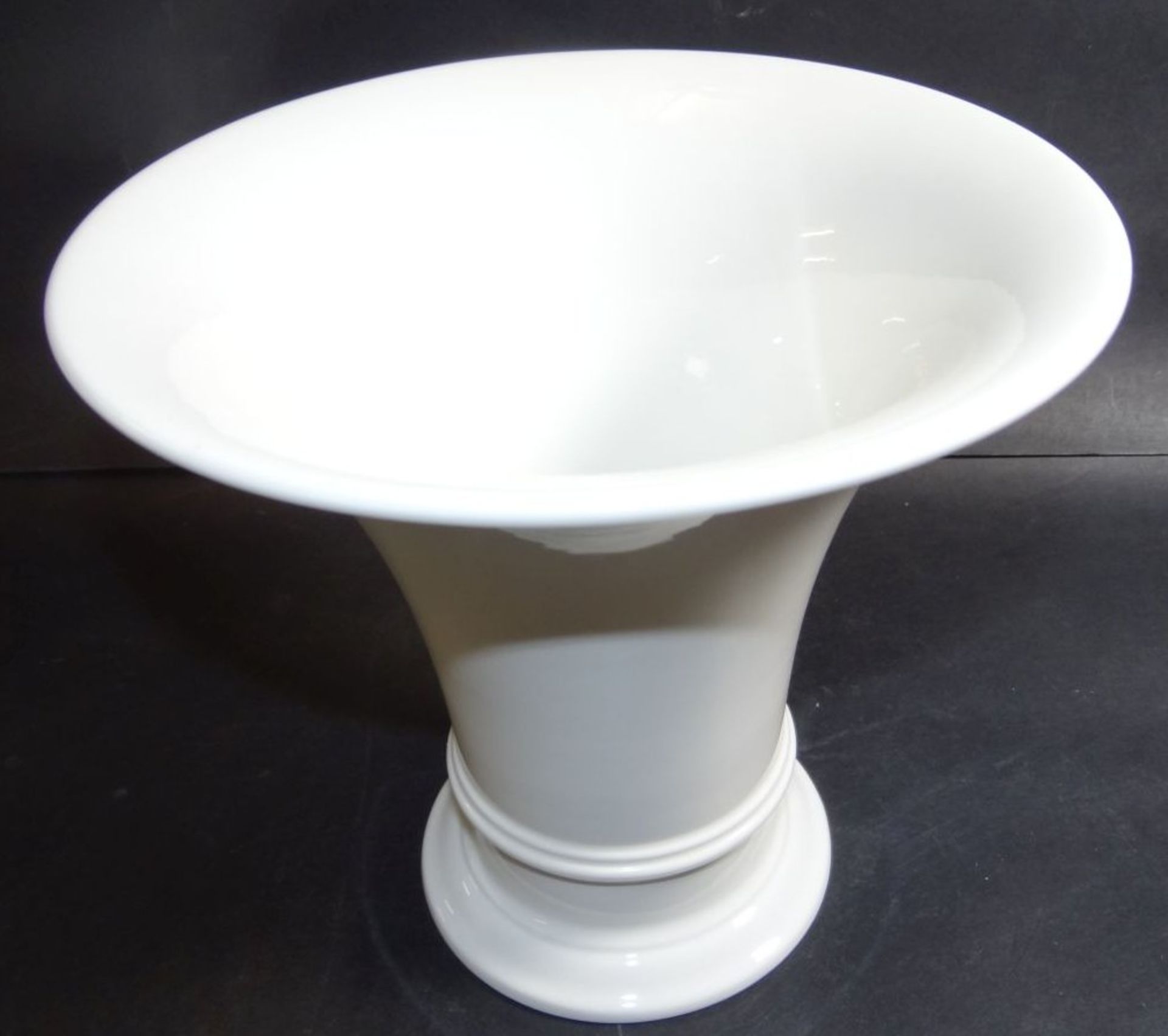 Trichtervase "KPM" Berlin, weiss, H-18 cm, D-20 cm,- - -22.61 % buyer's premium on the hammer - Bild 3 aus 5