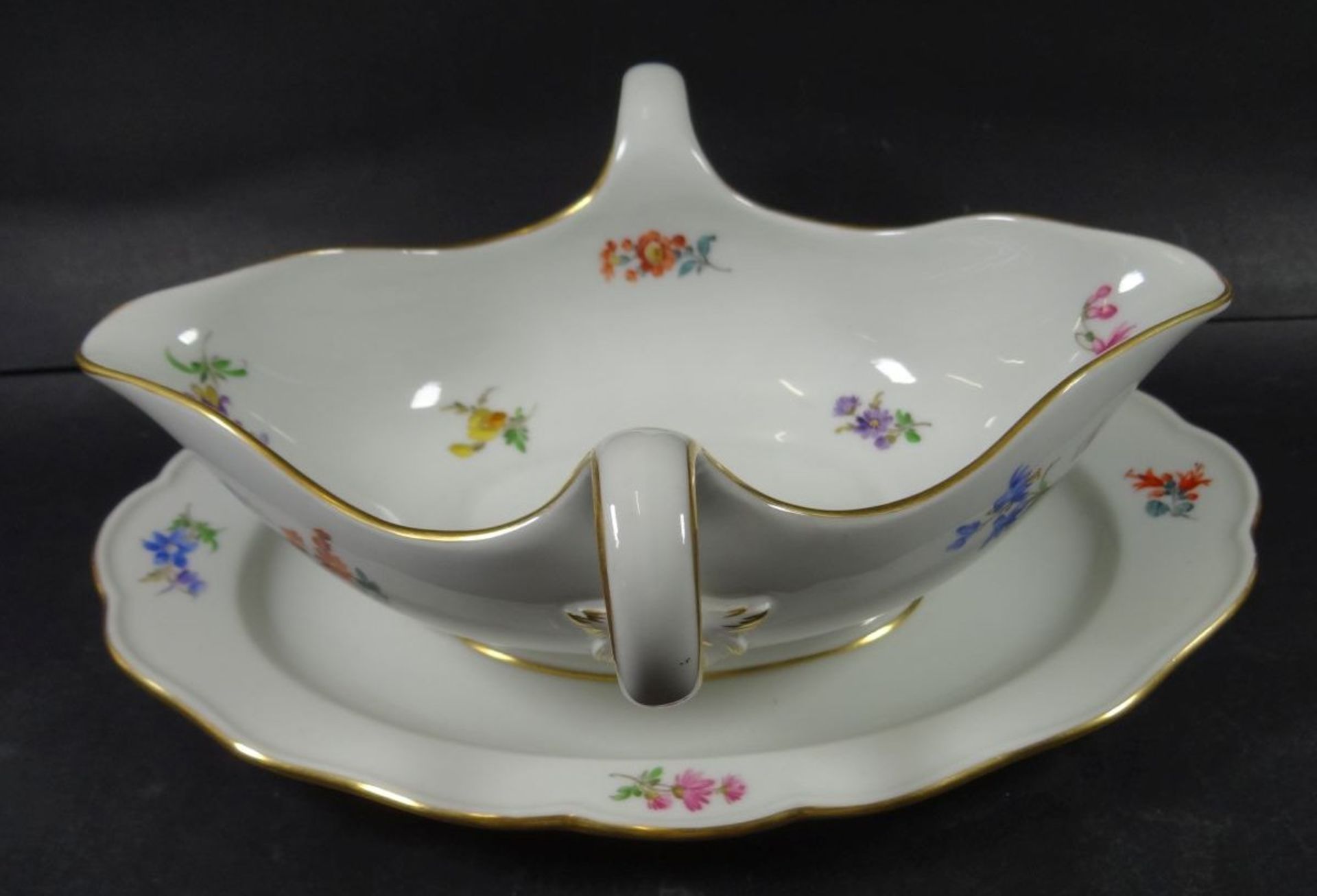 gr. Sauciere "Meissen" Streublümchen, 1.Wahl, H-10 cm, 25x20 c- - -22.61 % buyer's premium on the