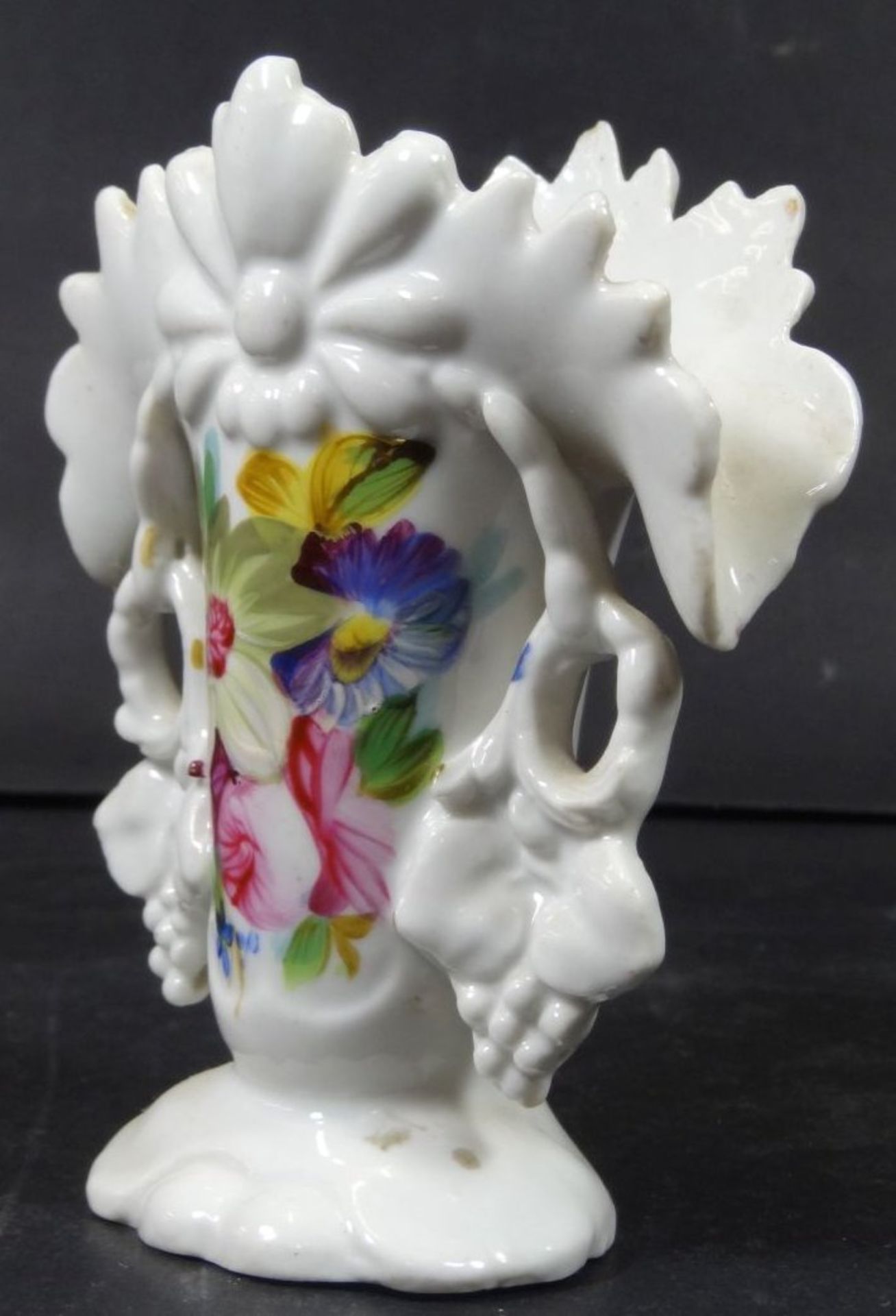 kl. Biedermeier-Vase mit Blumenmalerei, H-12 cm, B-10 cm- - -22.61 % buyer's premium on the hammer - Bild 4 aus 6