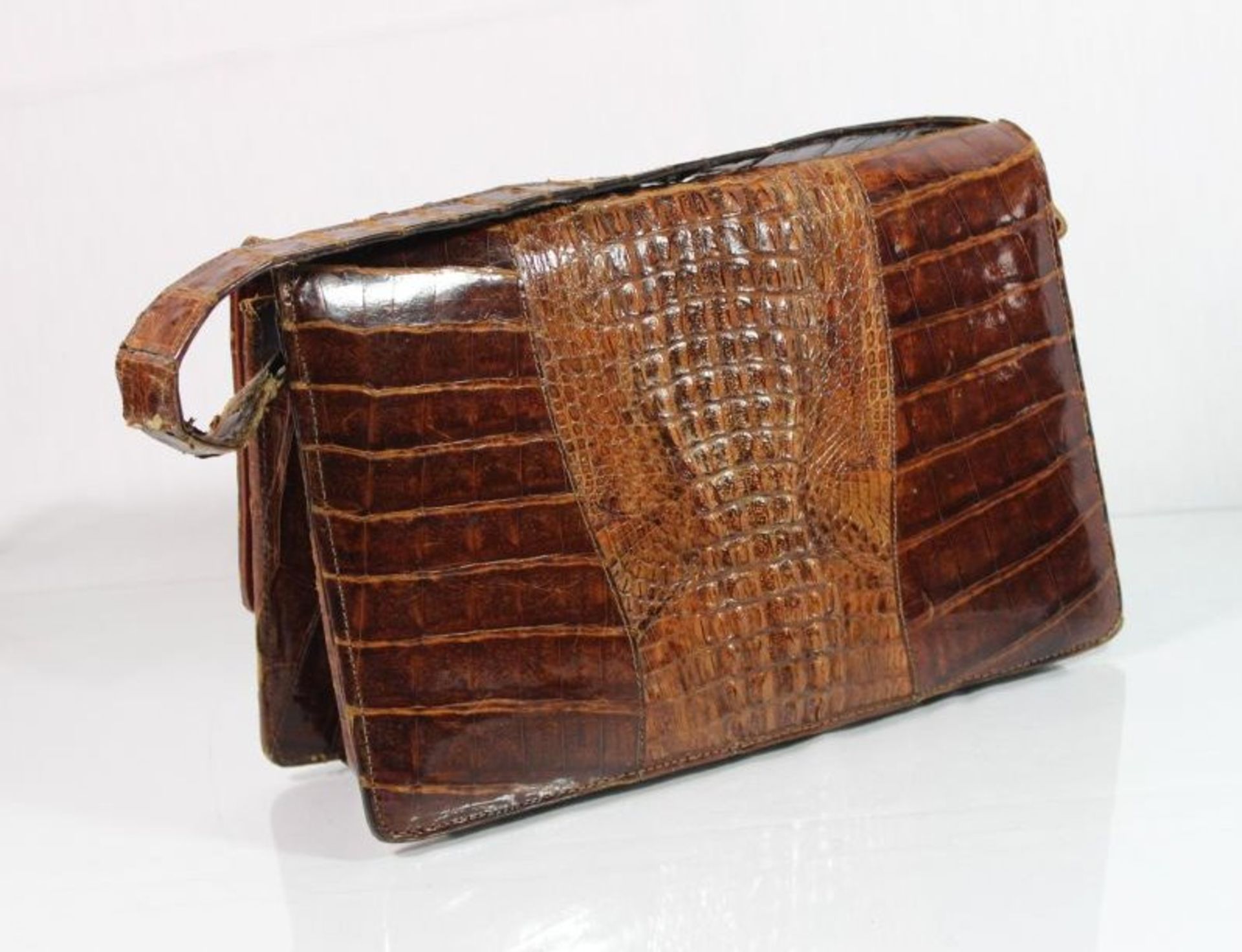 Damen-Handtasche, braunes Krokoleder, älter, getragene Erhaltung, 19 x 29cm.- - -22.61 % buyer's - Image 2 of 5