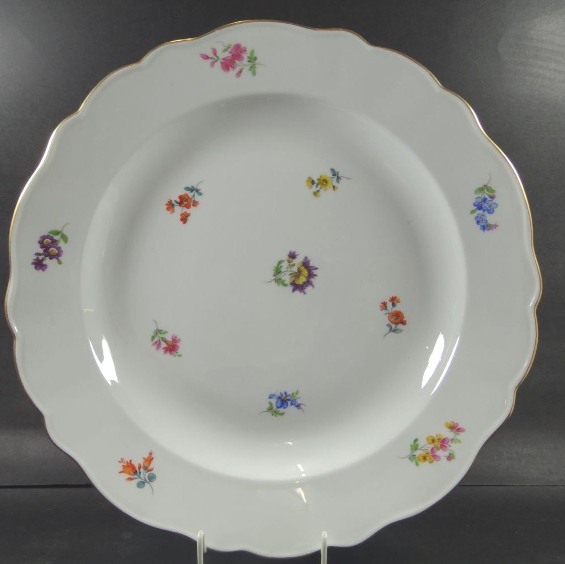 grosse runde Schale "Meissen" Streublümchen, D.34 cm, H-5 cm, 1.Wah- - -22.61 % buyer's premium on