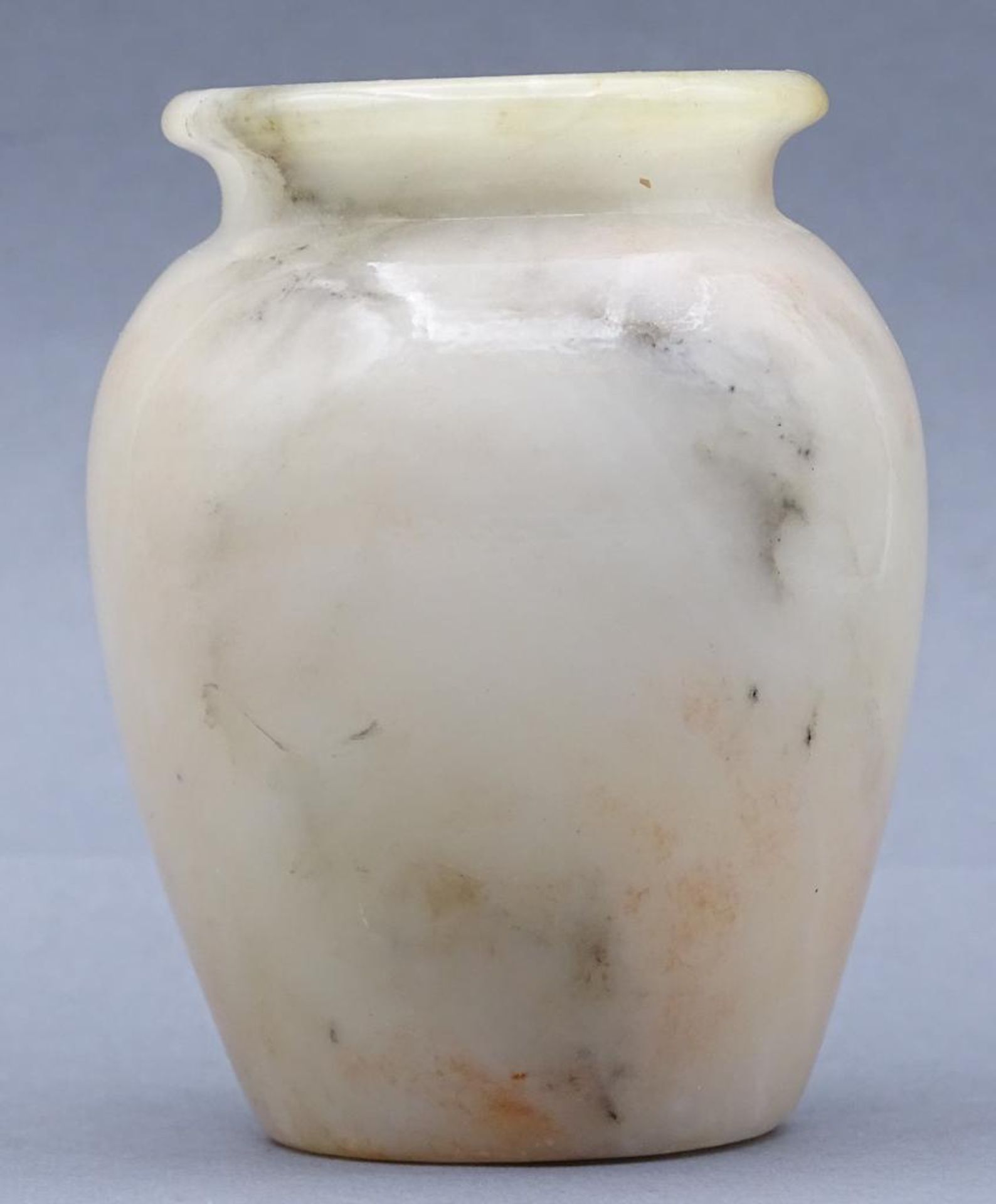 kl. Vase, wohl Speckstein und China, älter, H-6,5 c- - -22.61 % buyer's premium on the hammer